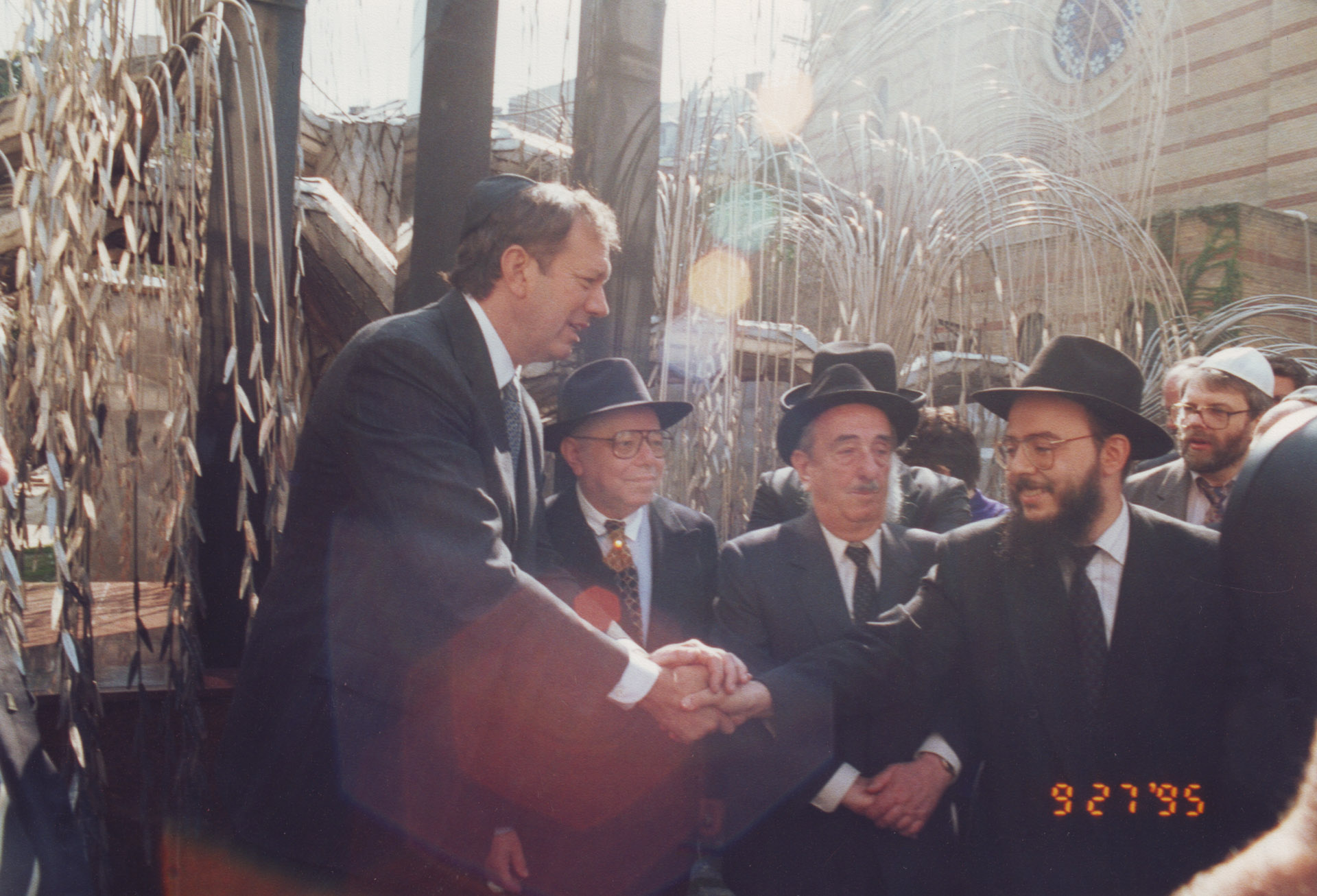 George Pataki New York államfője is gratulál Oberlander Báruch rabbinak