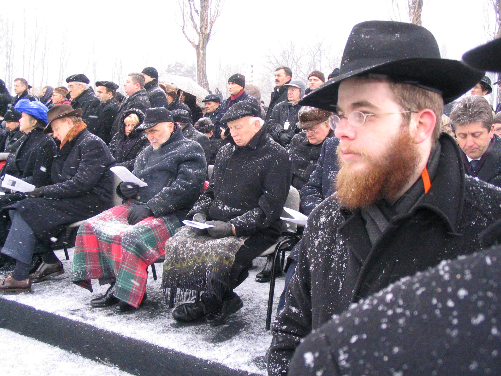 Auschwitzi megemlékezés. Háttérben Mádl Ferenc.