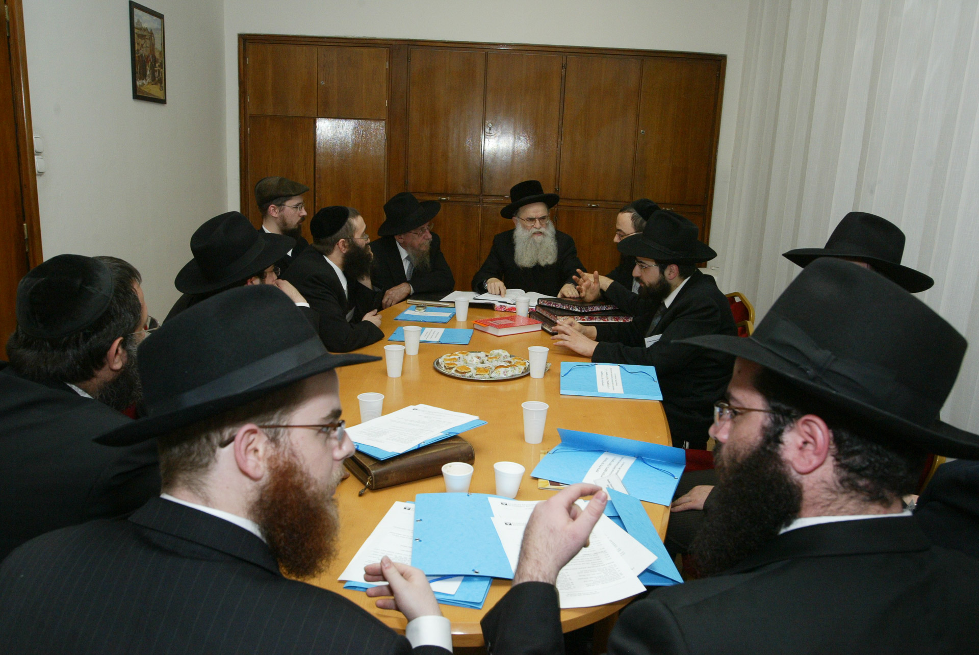 Oberlander Báruch rabbi elnökletével megalakult a Közép-Kelet Európai Rabbik Tanácsa.