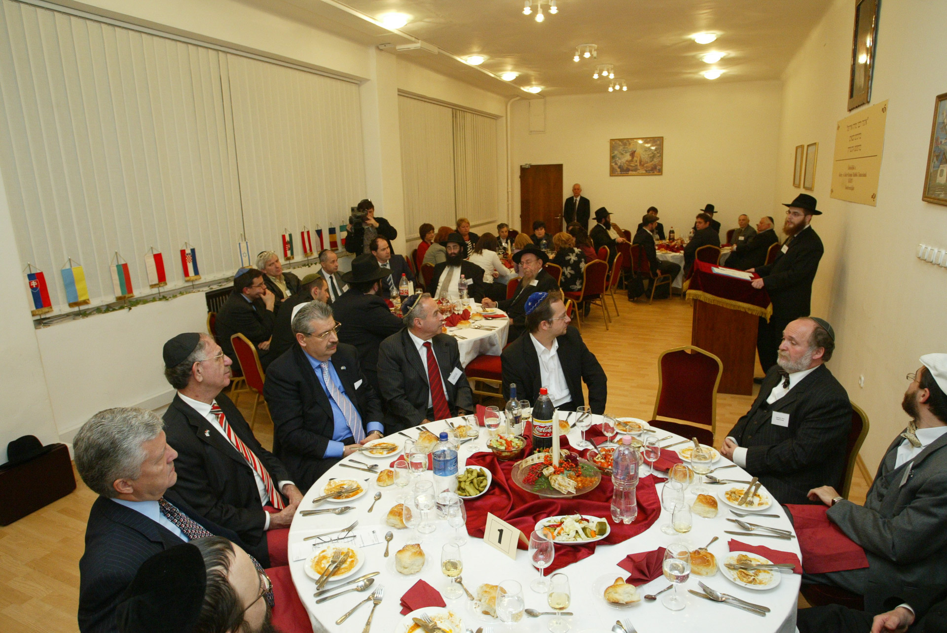 Oberlander Báruch rabbi elnökletével megalakult a Közép-Kelet Európai Rabbik Tanácsa.