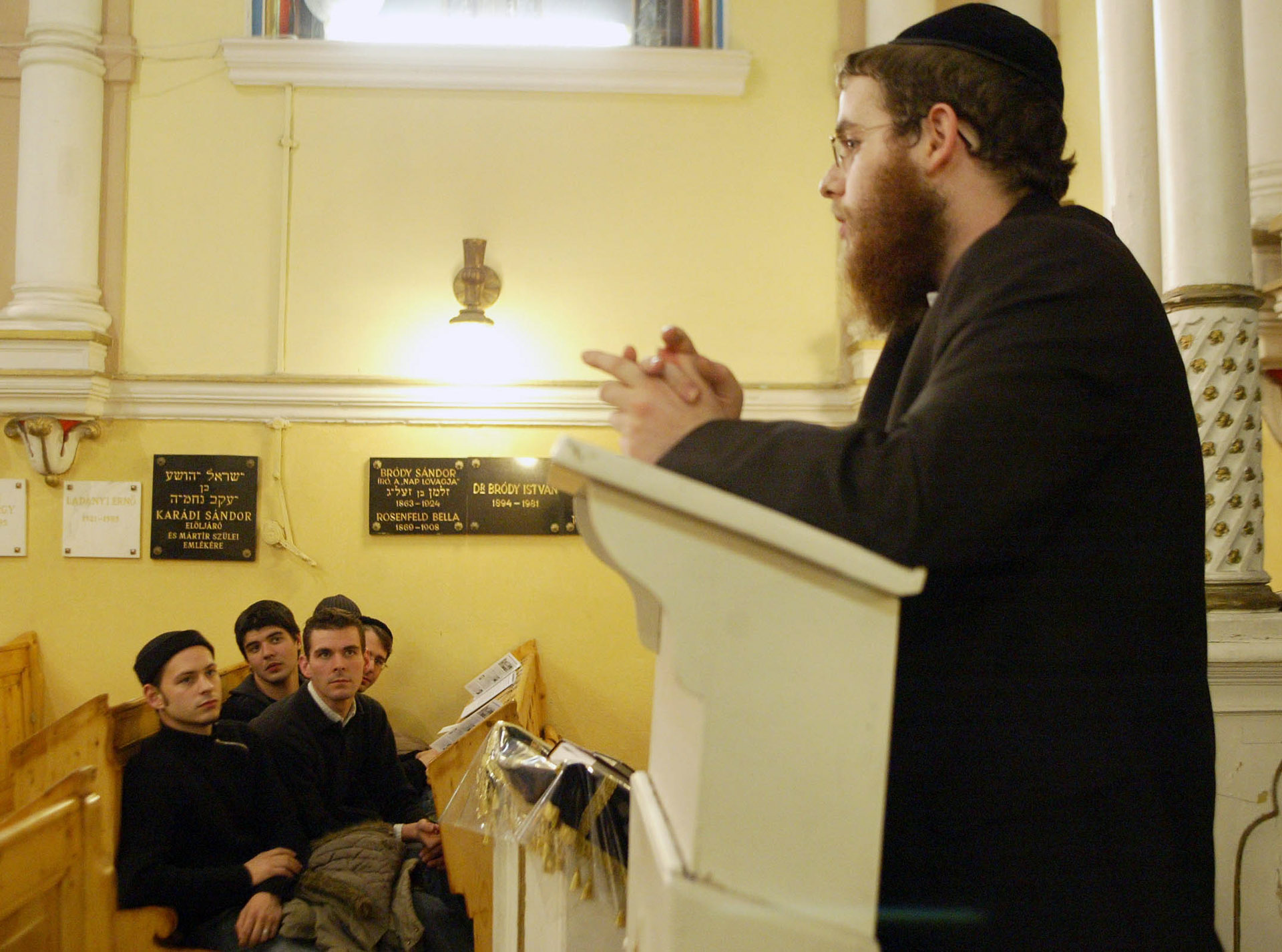 Köves Slomó előadást tart