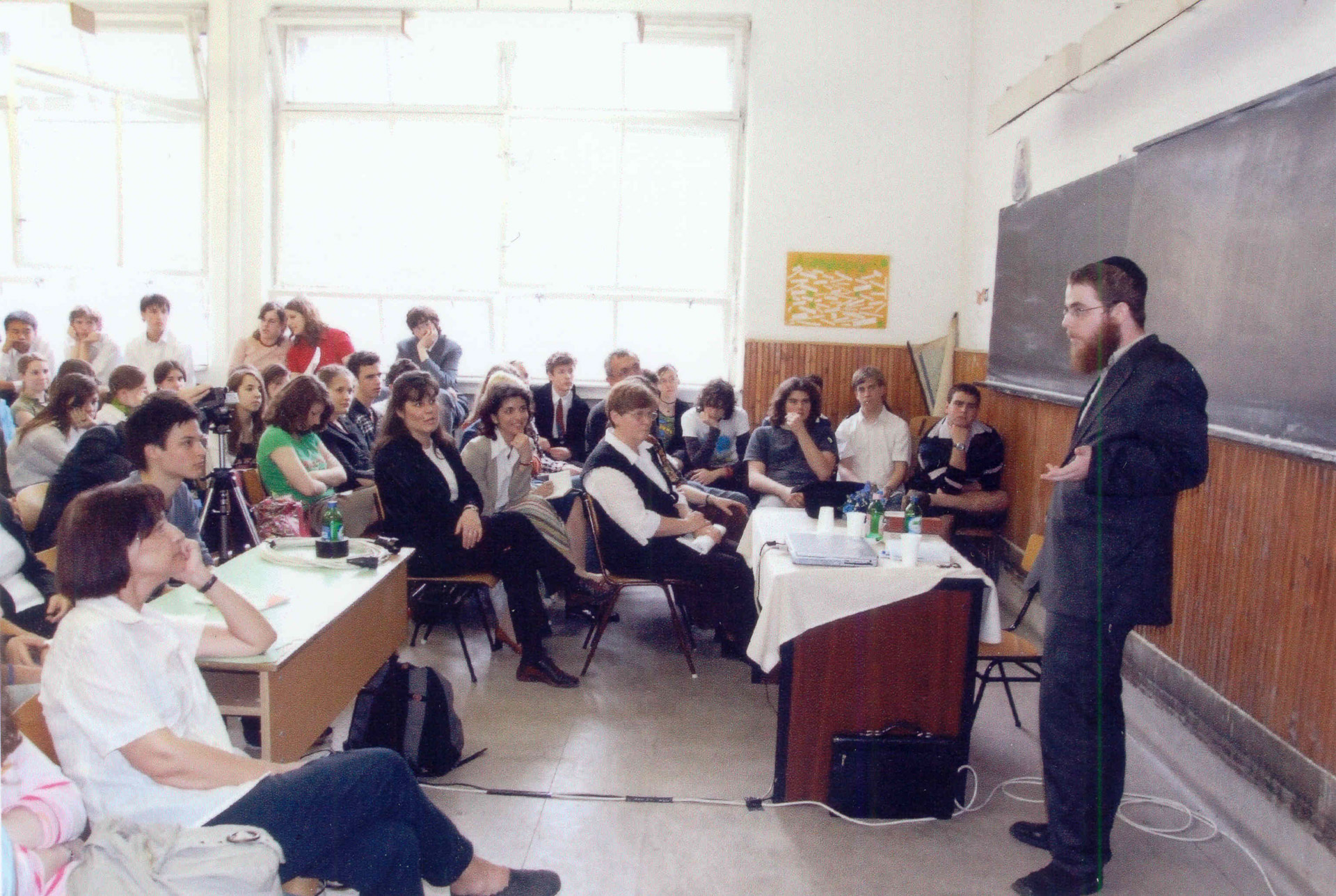 Köves Slomó előadást tart