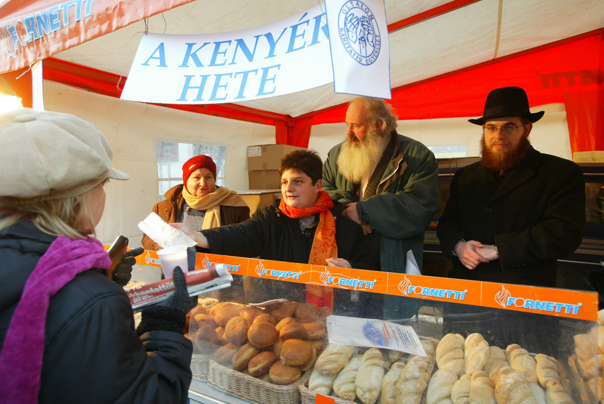 Köves Slomó Iványi Gáborral közösen oszt ételt rászorulóknak