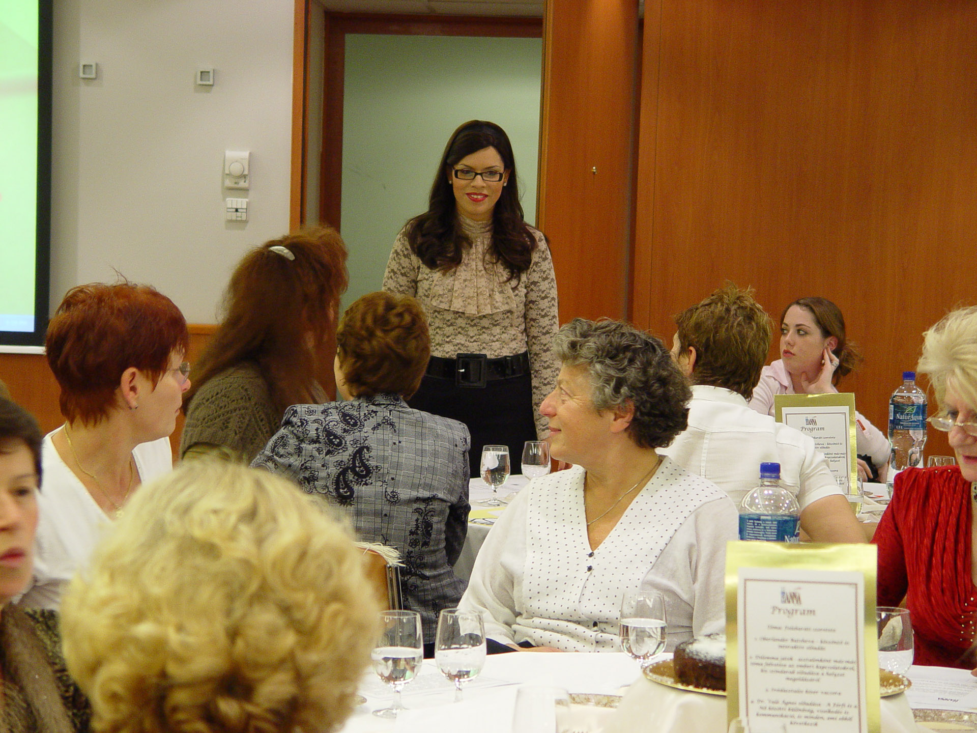 Hanna klub, Köves Dvora