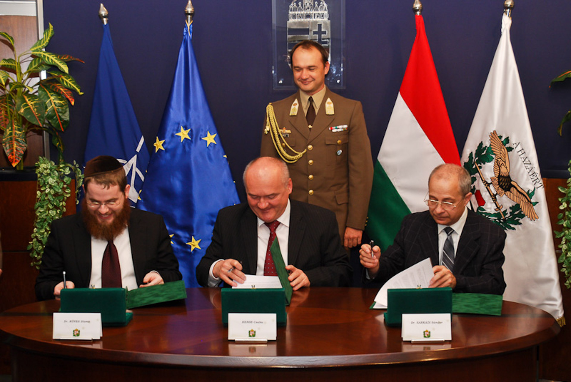 Együttműködés a HM és az Emih között- Köves Slomó, Hende Csaba, Sarkadi Sándor