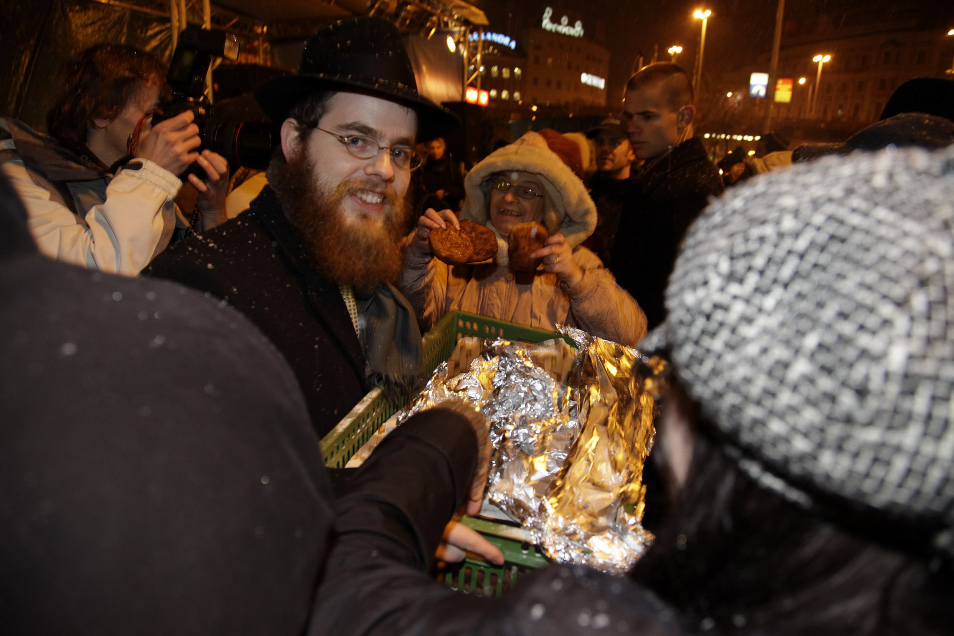 Köves Slomó fánkot oszt