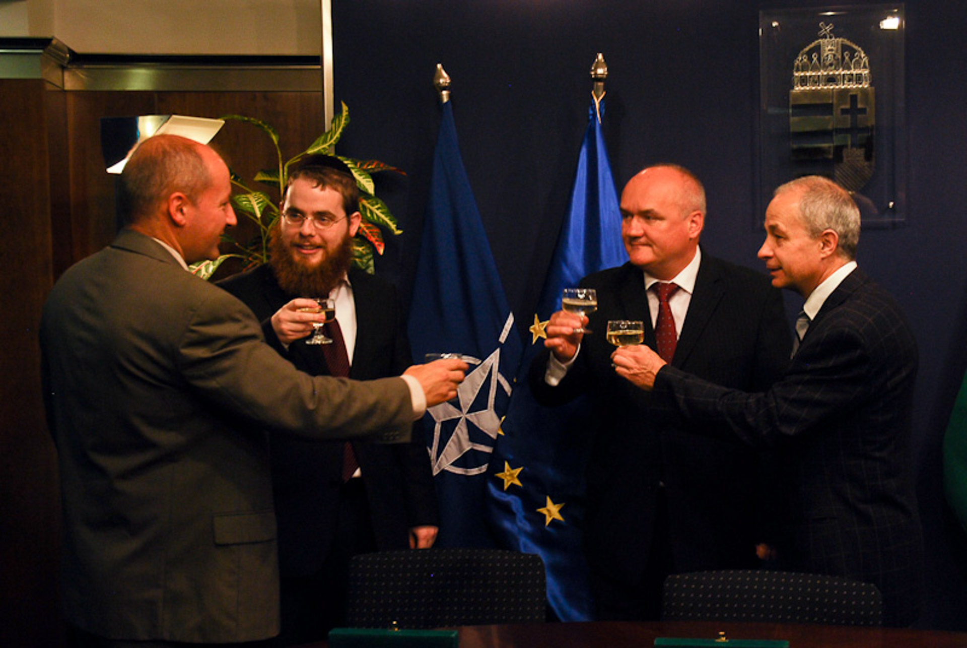 Együttműködés a HM és az Emih között- Köves Slomó, Hende Csaba, Sarkadi Sándor, Simicskó István