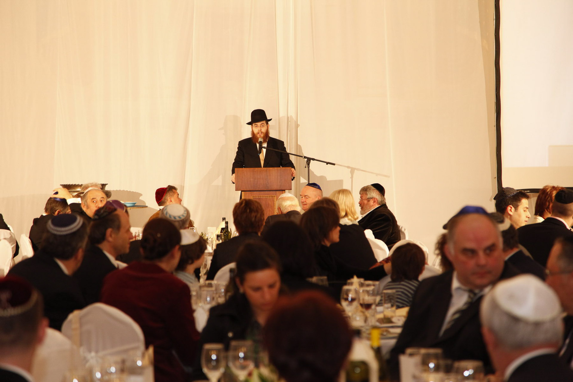 Hanukai fogadás az Óbudai Zsinagógában- Köves Slomó beszédet mond