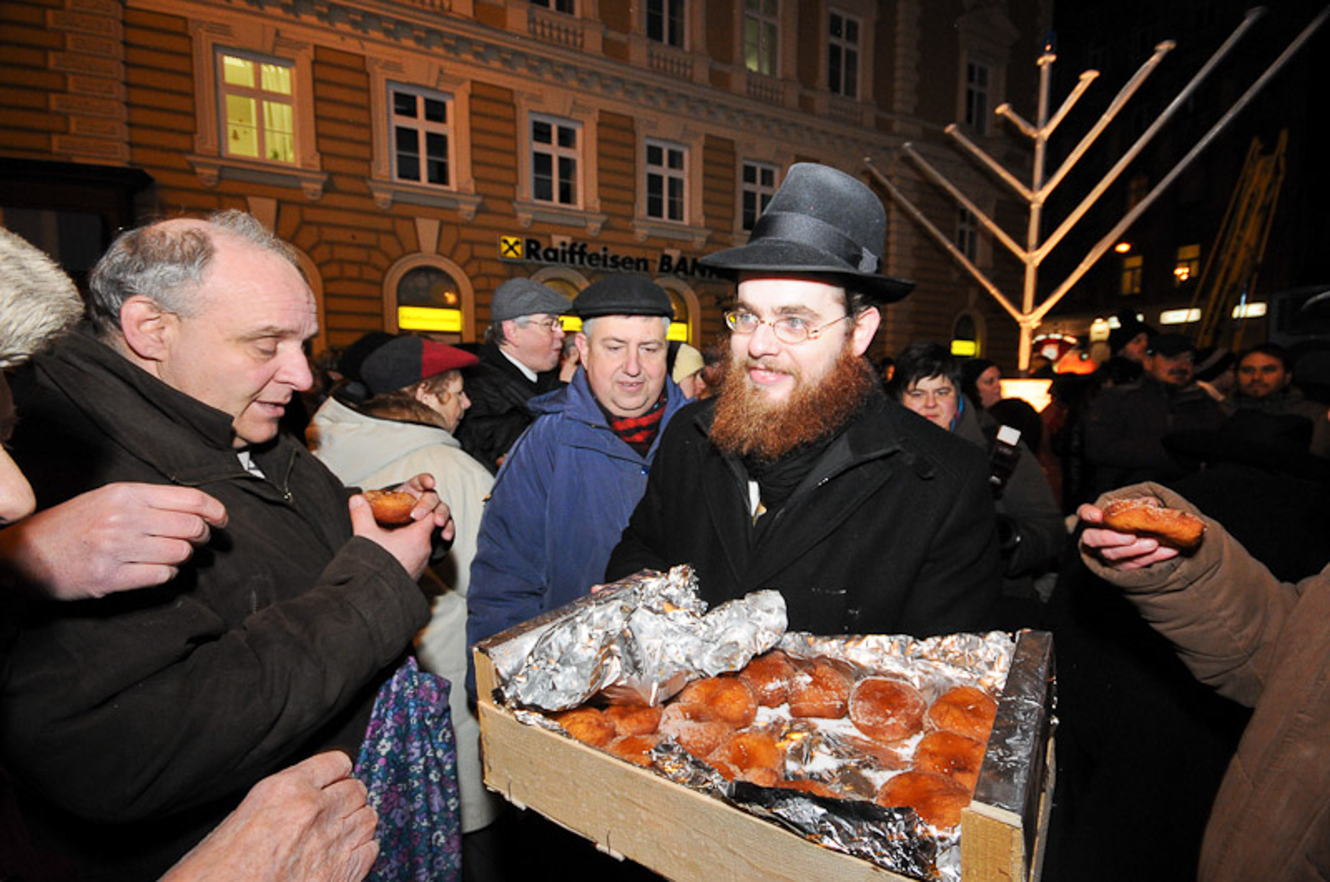 Nyugati téri hanuka- Köves Slomó fánkot oszt