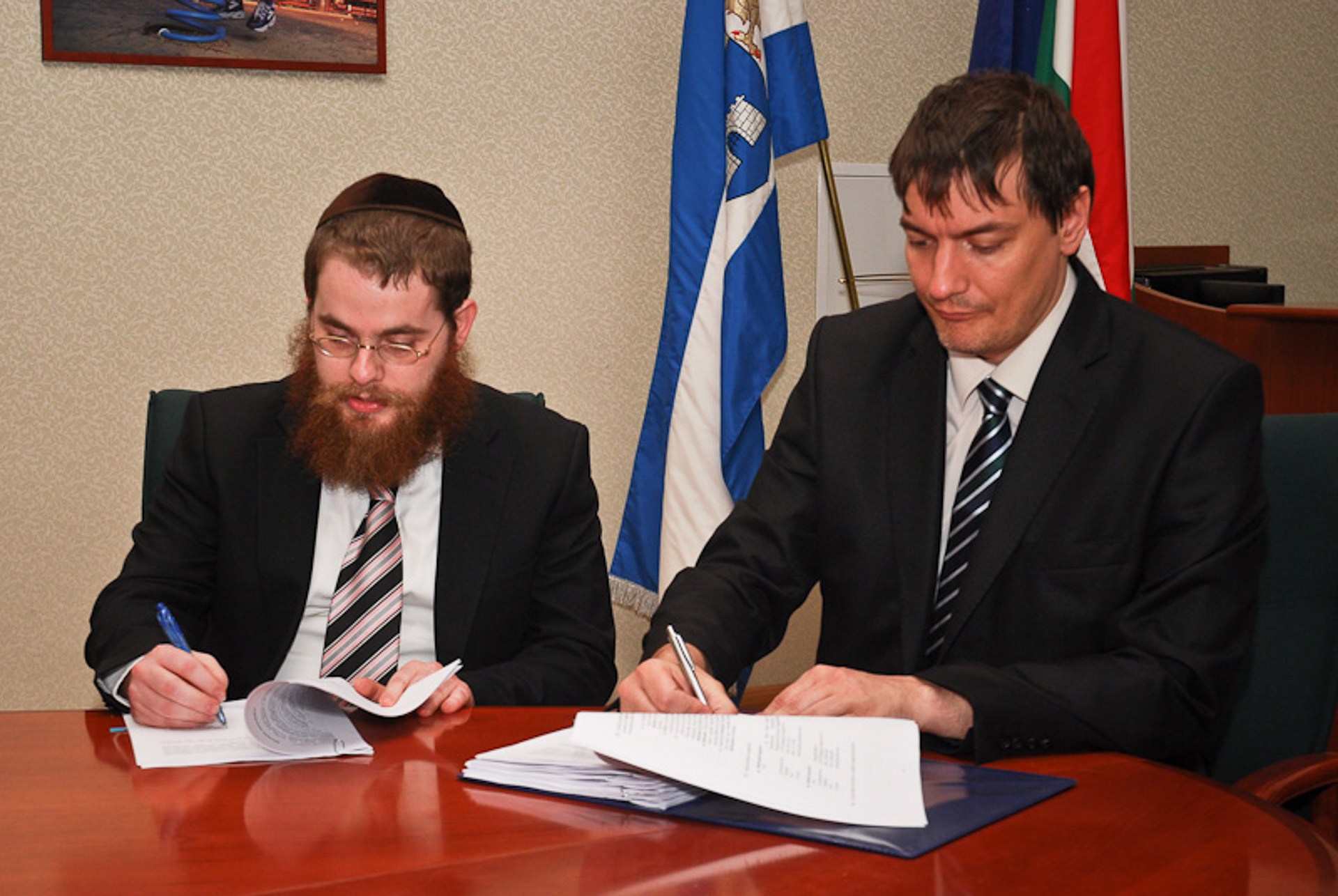 Vattamány Zsolttal Köves Slomó rabbi aláírja a Dohány utcai iskola papírjait
