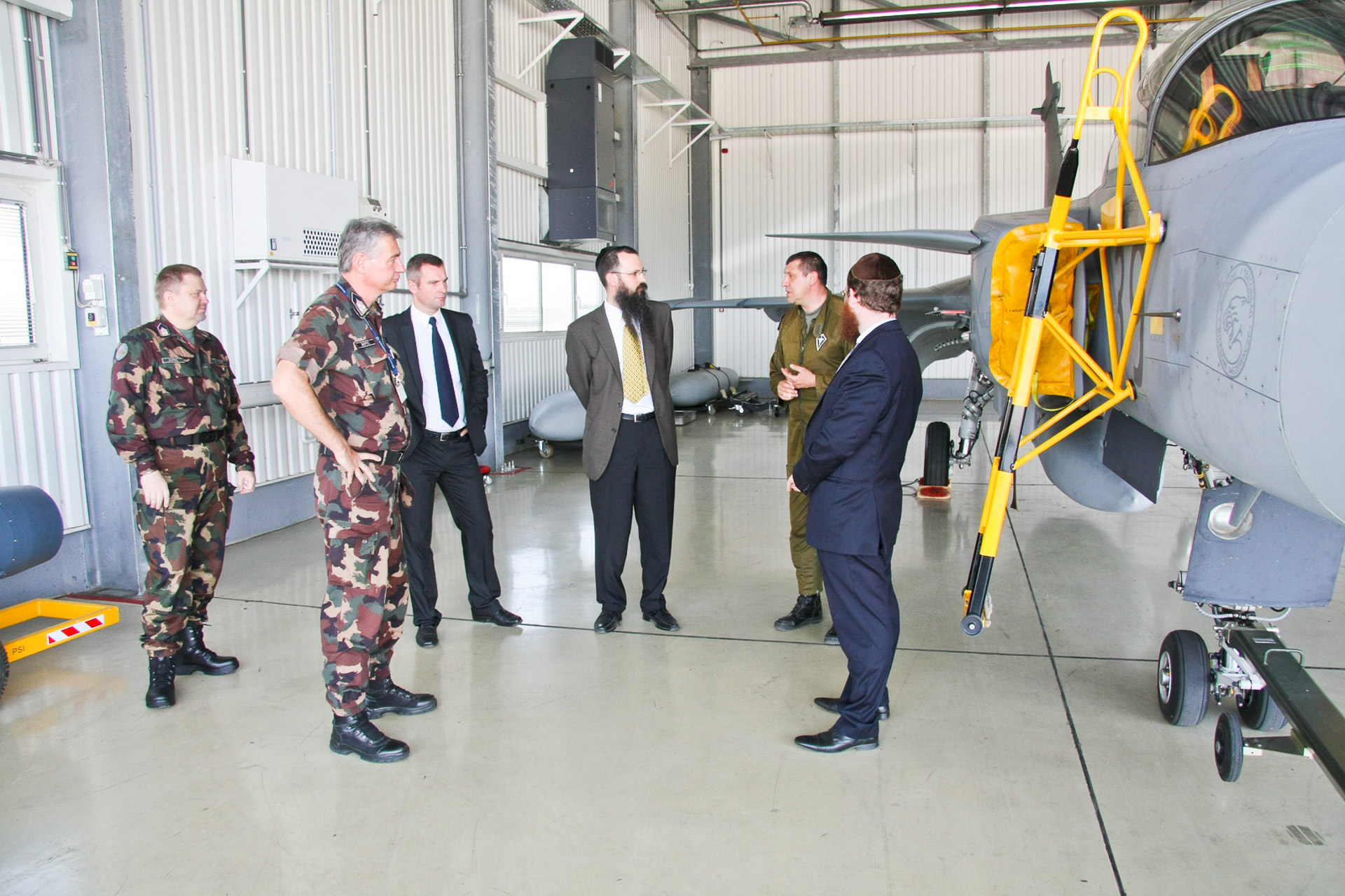 A kecskeméti repülőgép bázisra látogatott Köves Slomó és Nógrádi Bálint