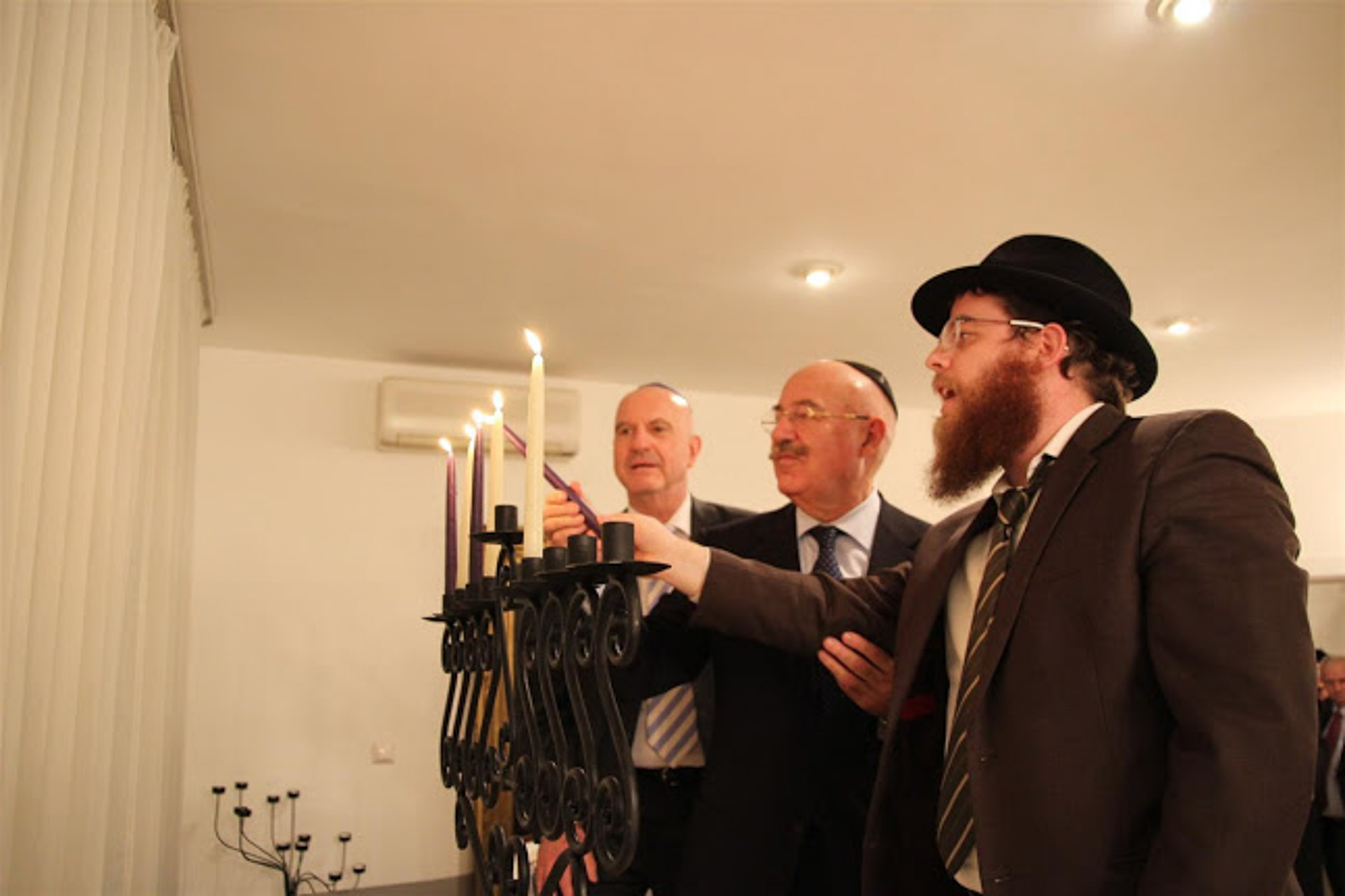 Hanuka- Ilan Mor, Köves Slomó