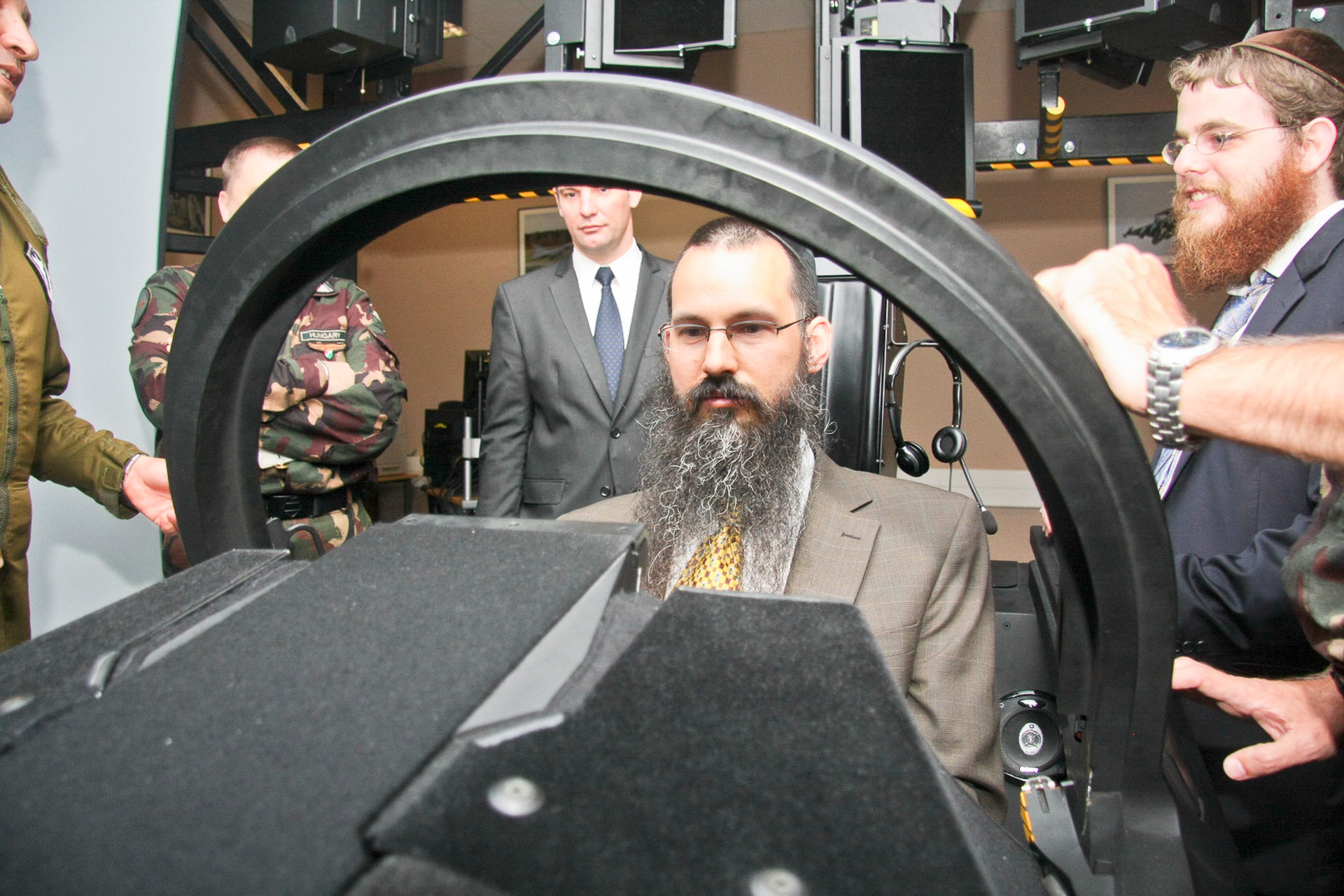 A kecskeméti repülőgép bázisra látogatott Köves Slomó és Nógrádi Bálint