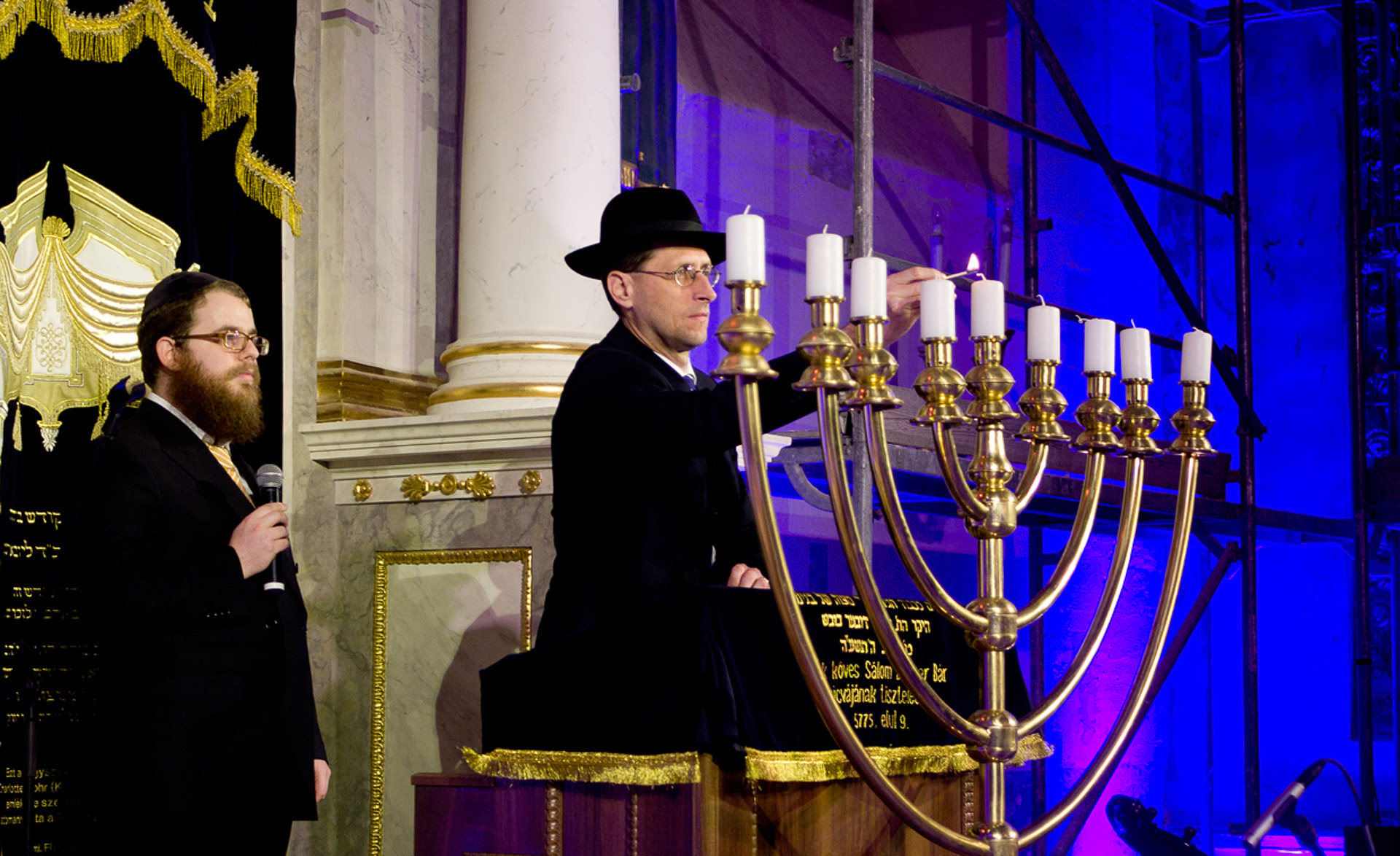 Varga Mihály és Köves Slomó az Óbudai Zsinagóga hanukai rendezvényén