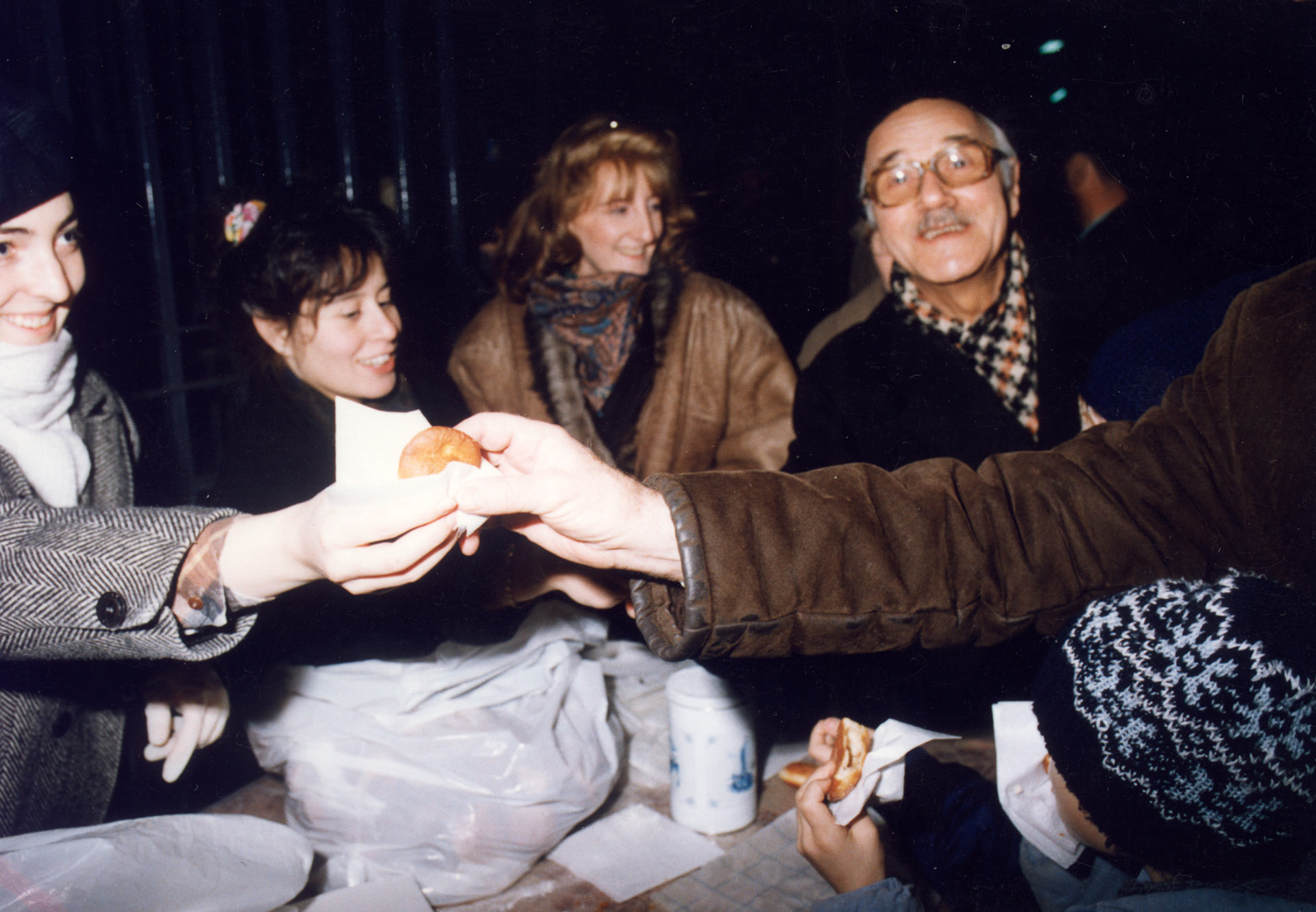 Hanukai fánk osztás