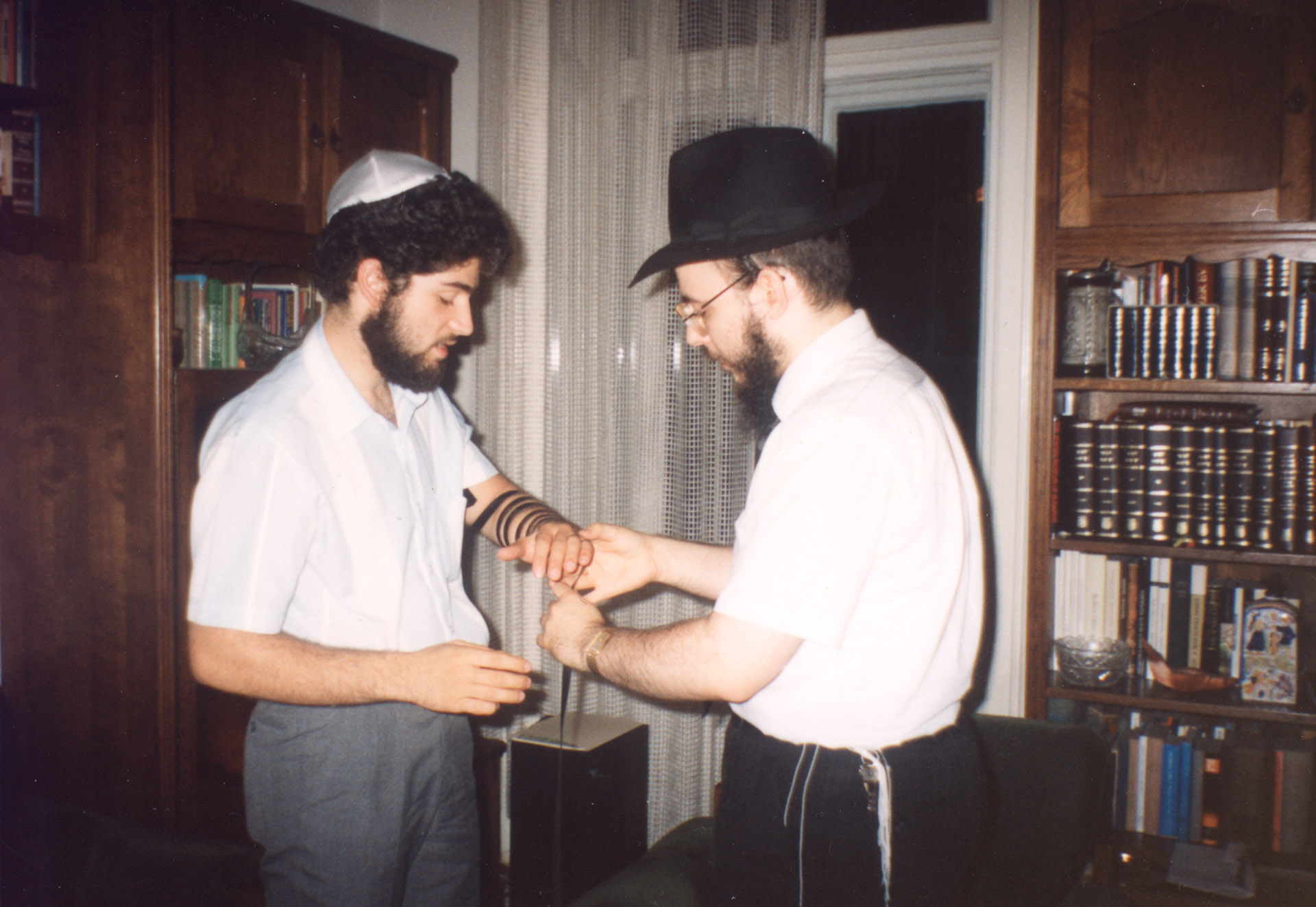 Oberlander Báruch tfilint segít felrakni