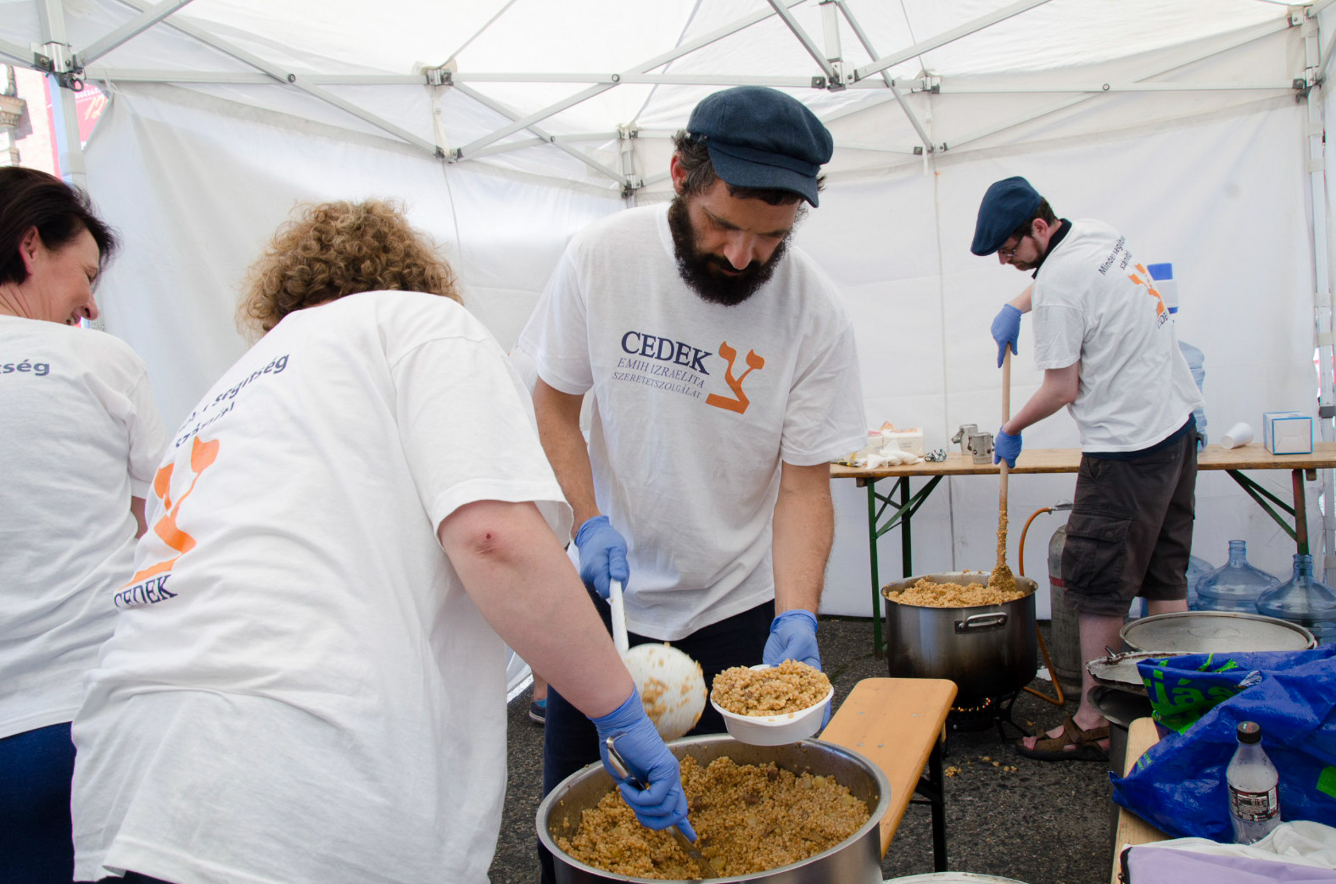 Cedek ételosztás- Röhrig Géza