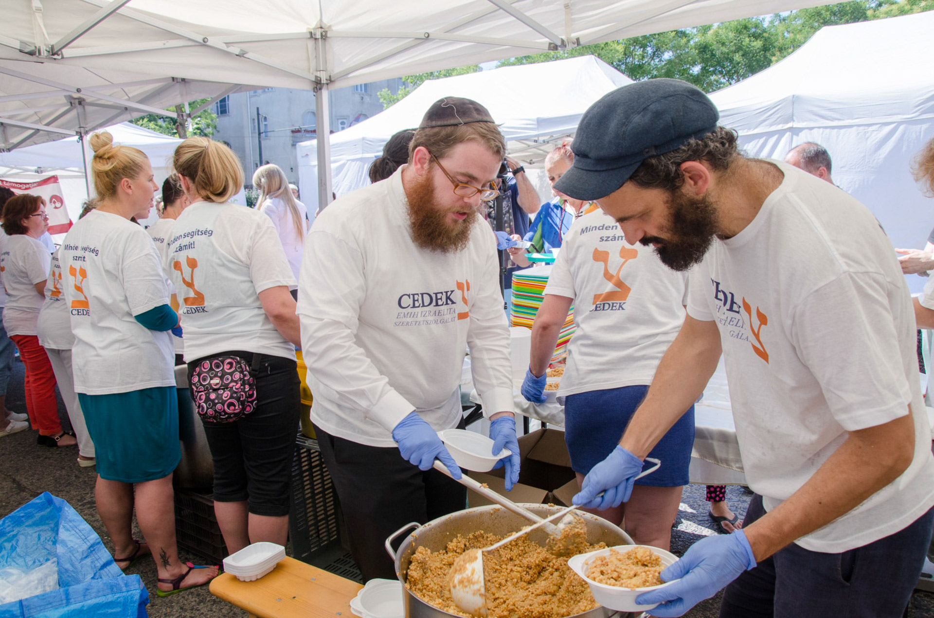 Cedek ételosztás- Röhrig Géza, Köves Slomó