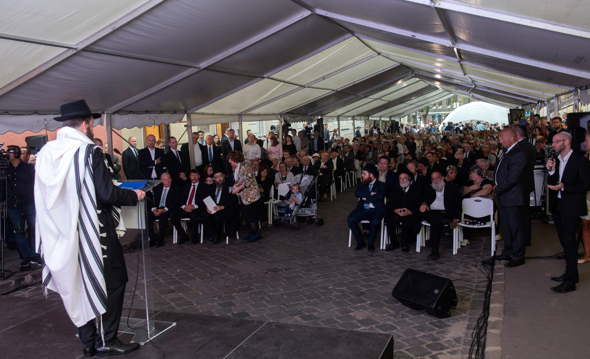 Budavári Zsinagóga megnyitó és rabbiavatás- Faith Asher beszédet mond