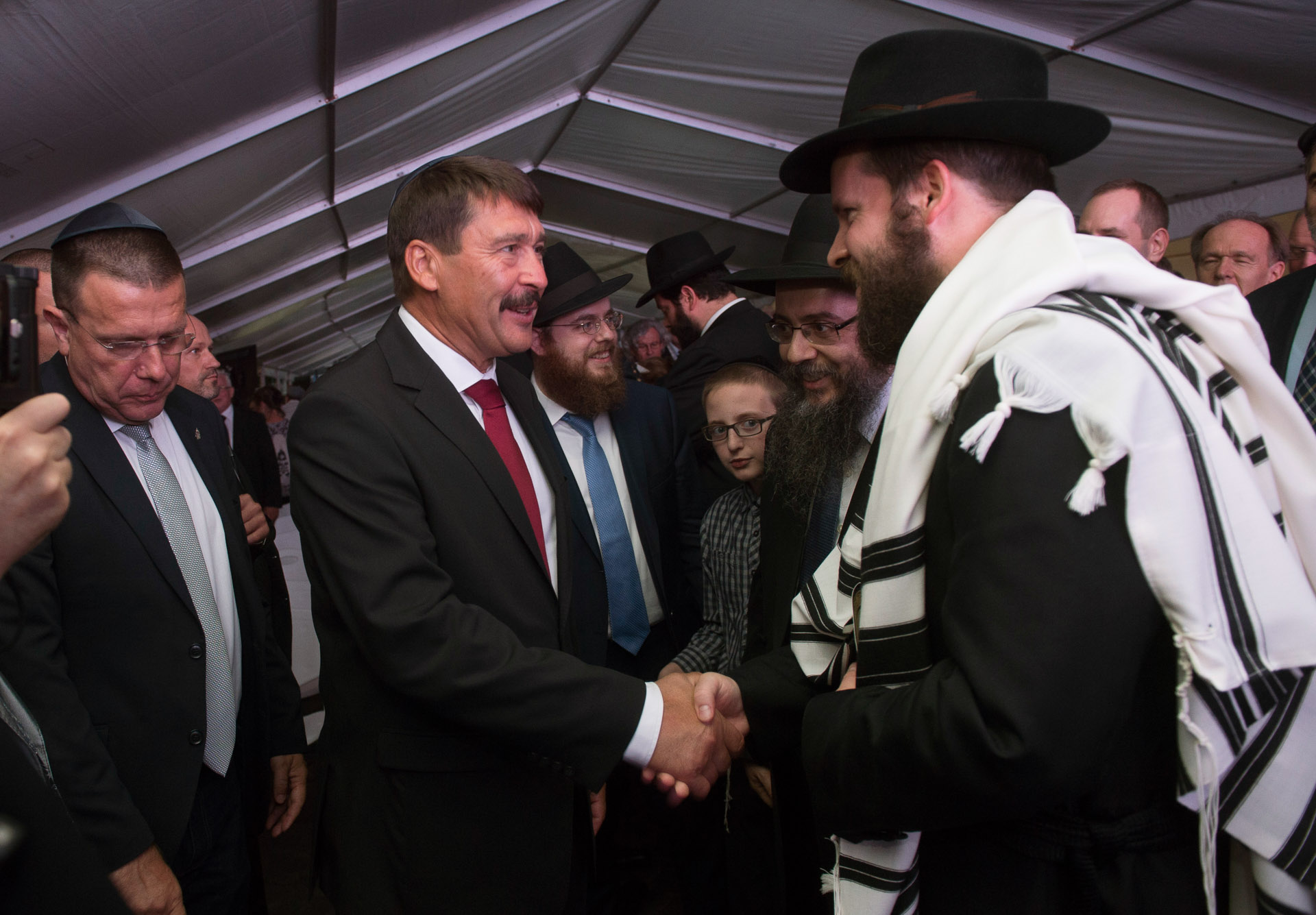 Budavári Zsinagóga megnyitó és rabbiavatás- Faith Áshernek Áder János gratulál