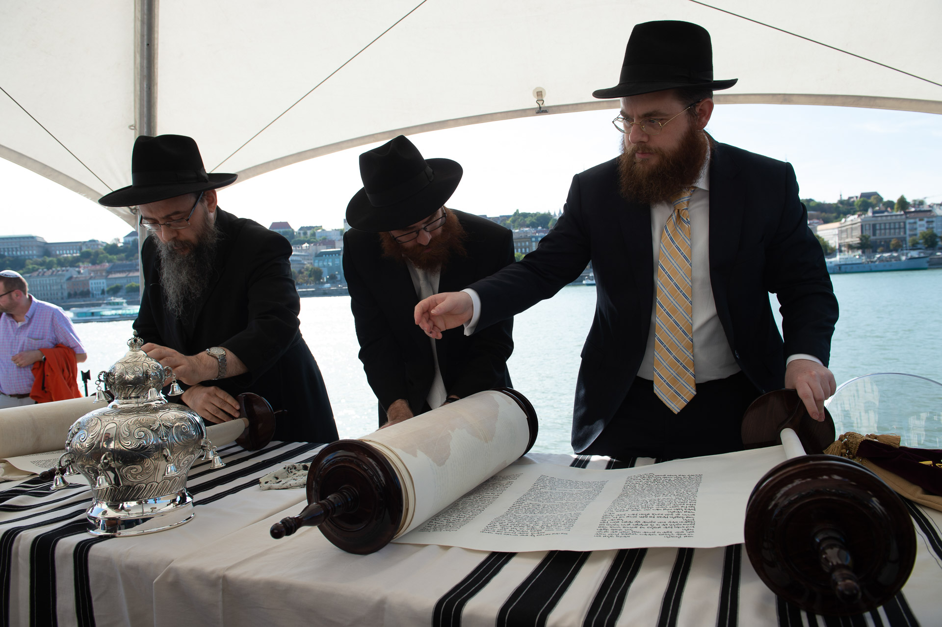 Tóra avatás a Cipők emlékműnél- Köves Slomó, Glitzeinstein Sámuel, Oberlander Báruch