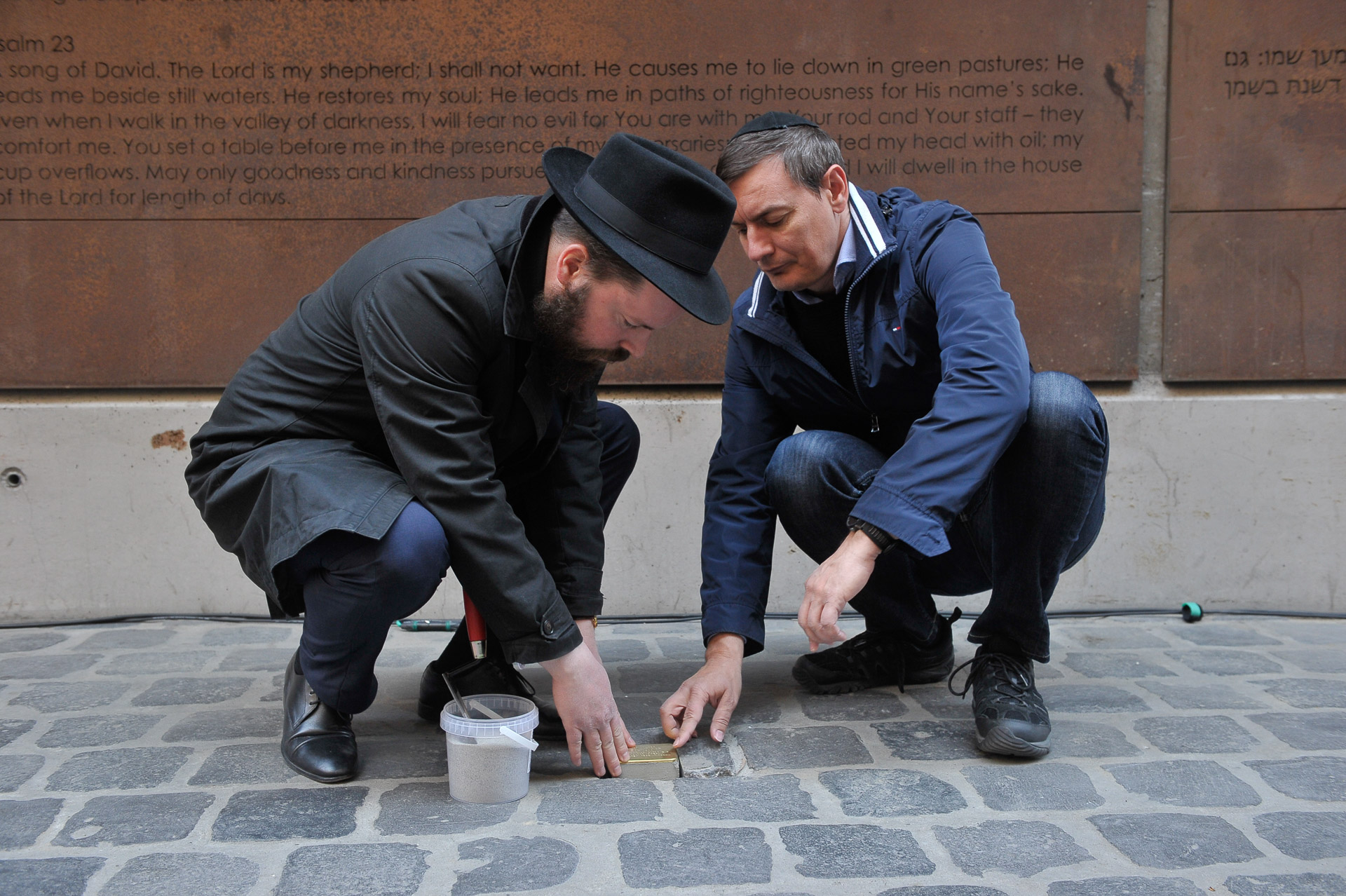 Botlatókő elhelyezése- Faith Asher és Vattamány Zsolt