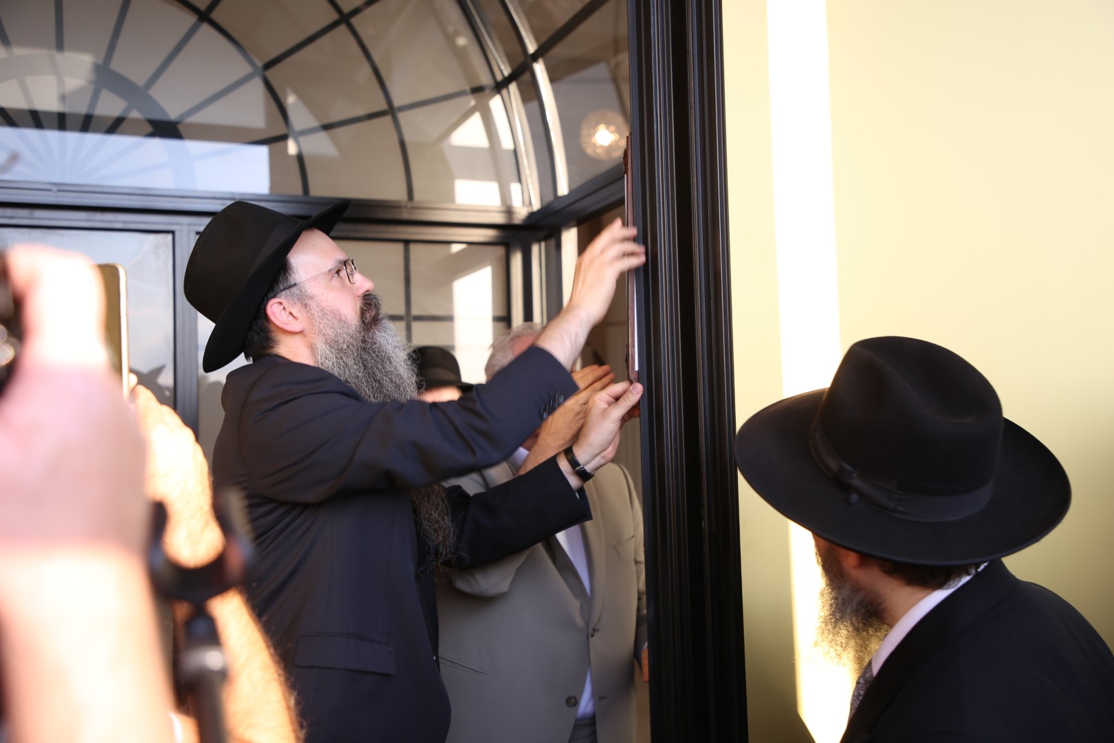 Grand Zsilip megnyitó- mezuza felrakás, Nógrádi Bálint