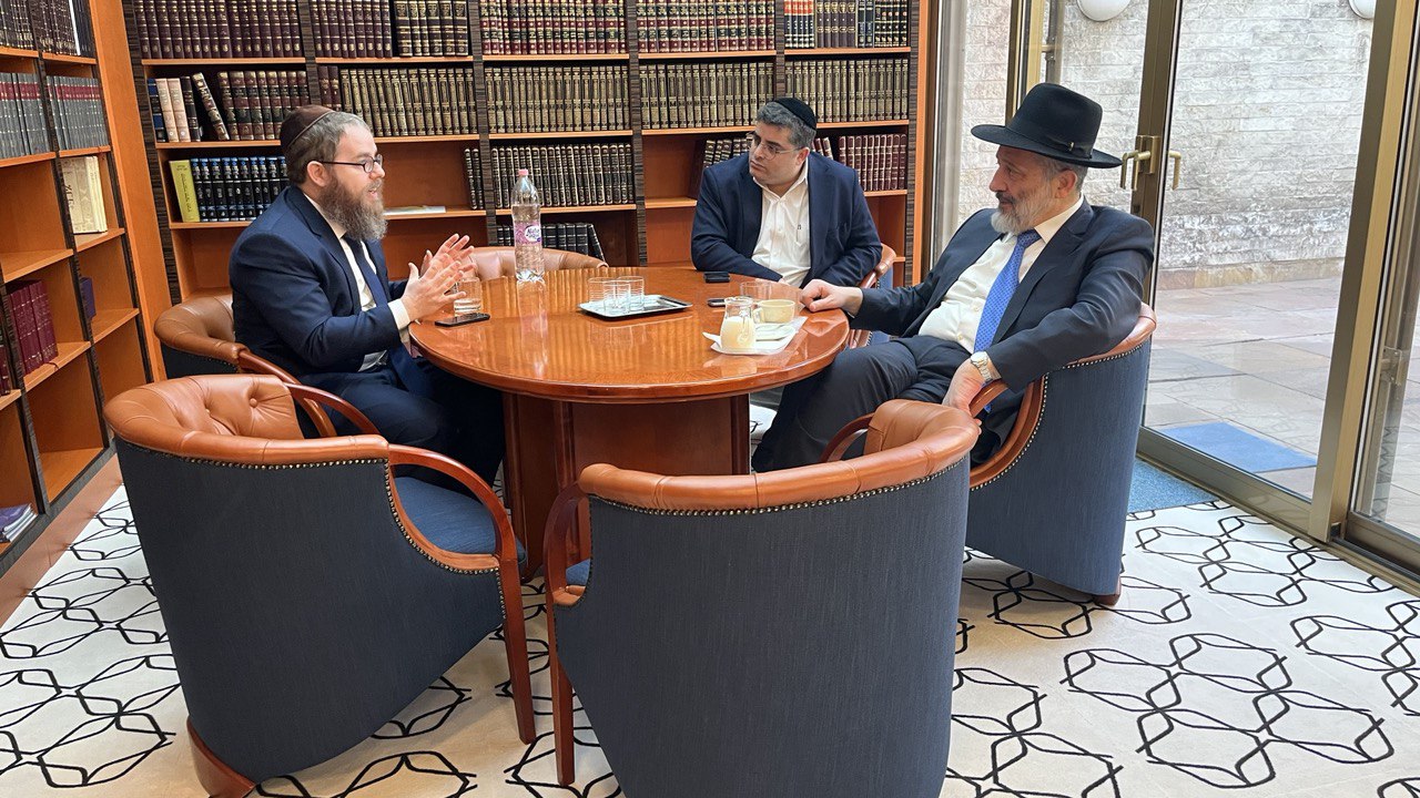 Az izraeli Sász-párt elnökének látogatása