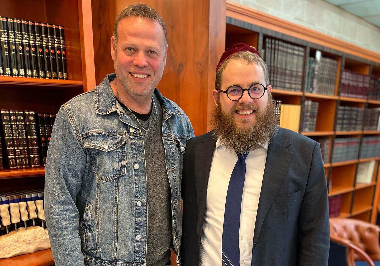 Adir Miller Izrael egyik legismertebb színésze látogatóban Köves Slomónál