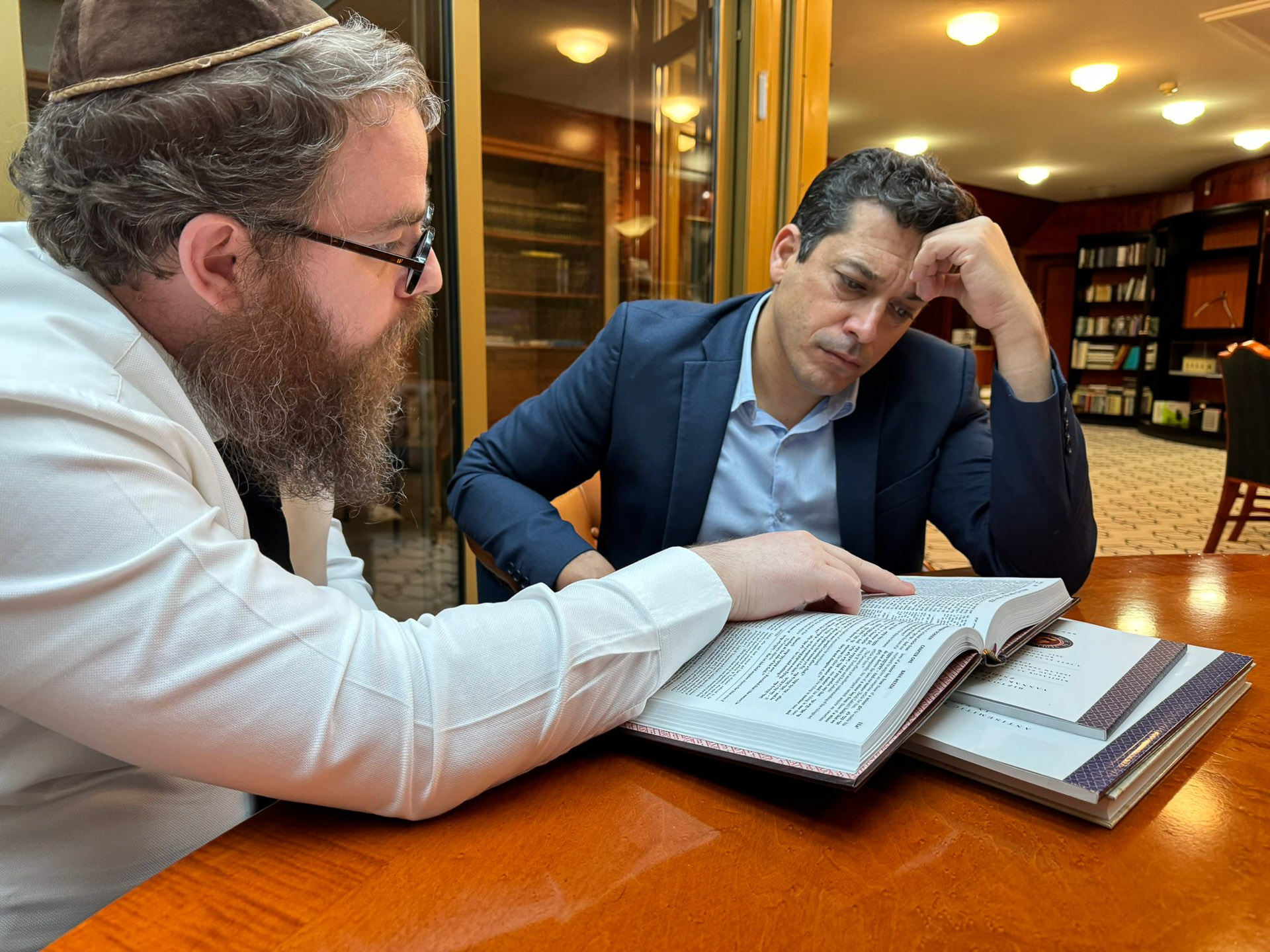 Amichai Chikli Köves Slomónál