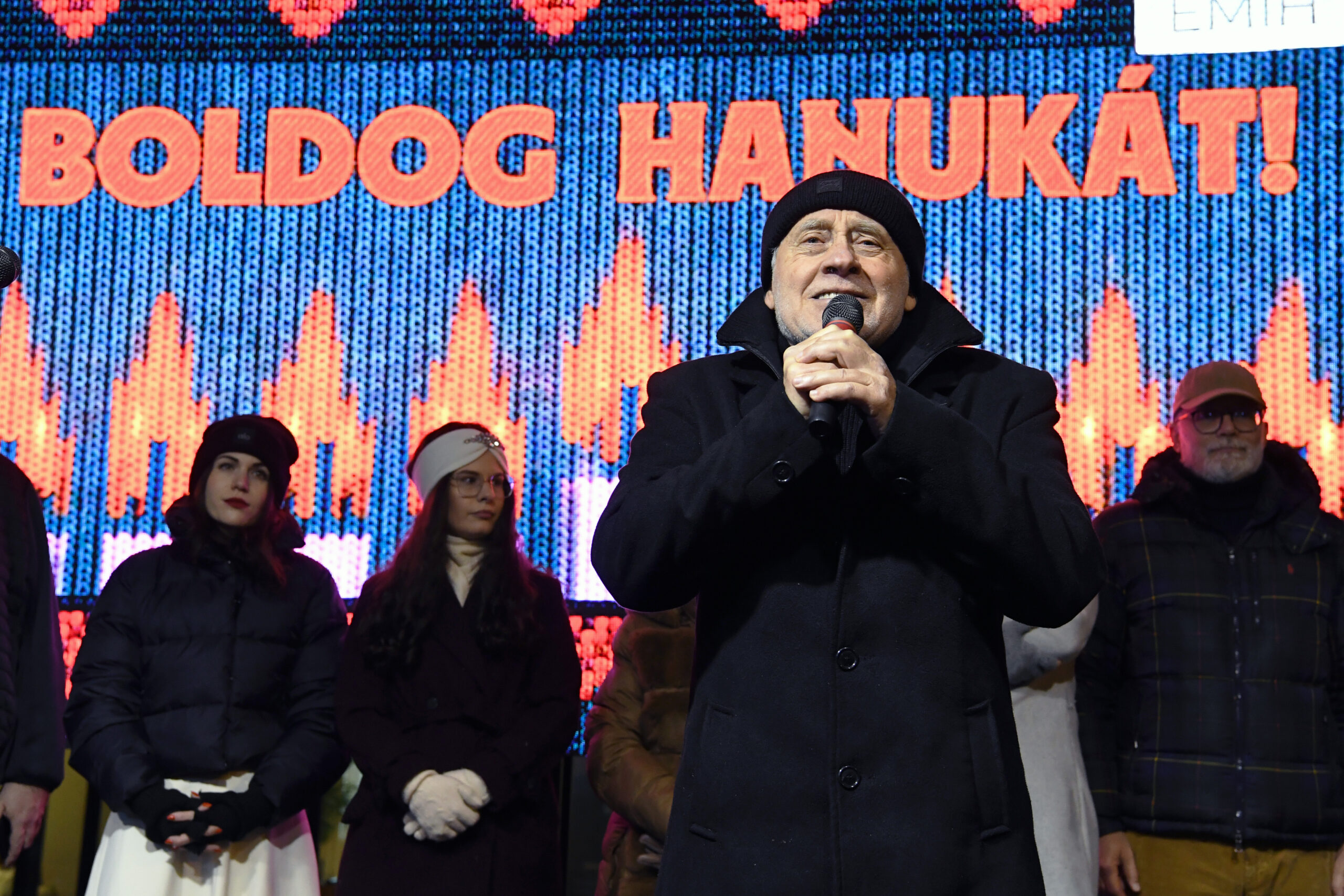 Koltai Róbert a Nyugati téri hanukai ünnepségen.