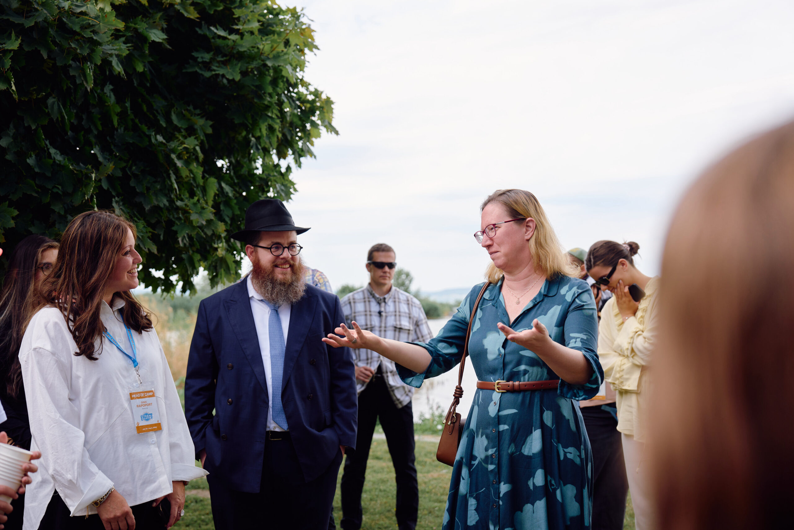 Maya Kadosh látogatása a nyári táborban. (Köves Slomó rabbival.)