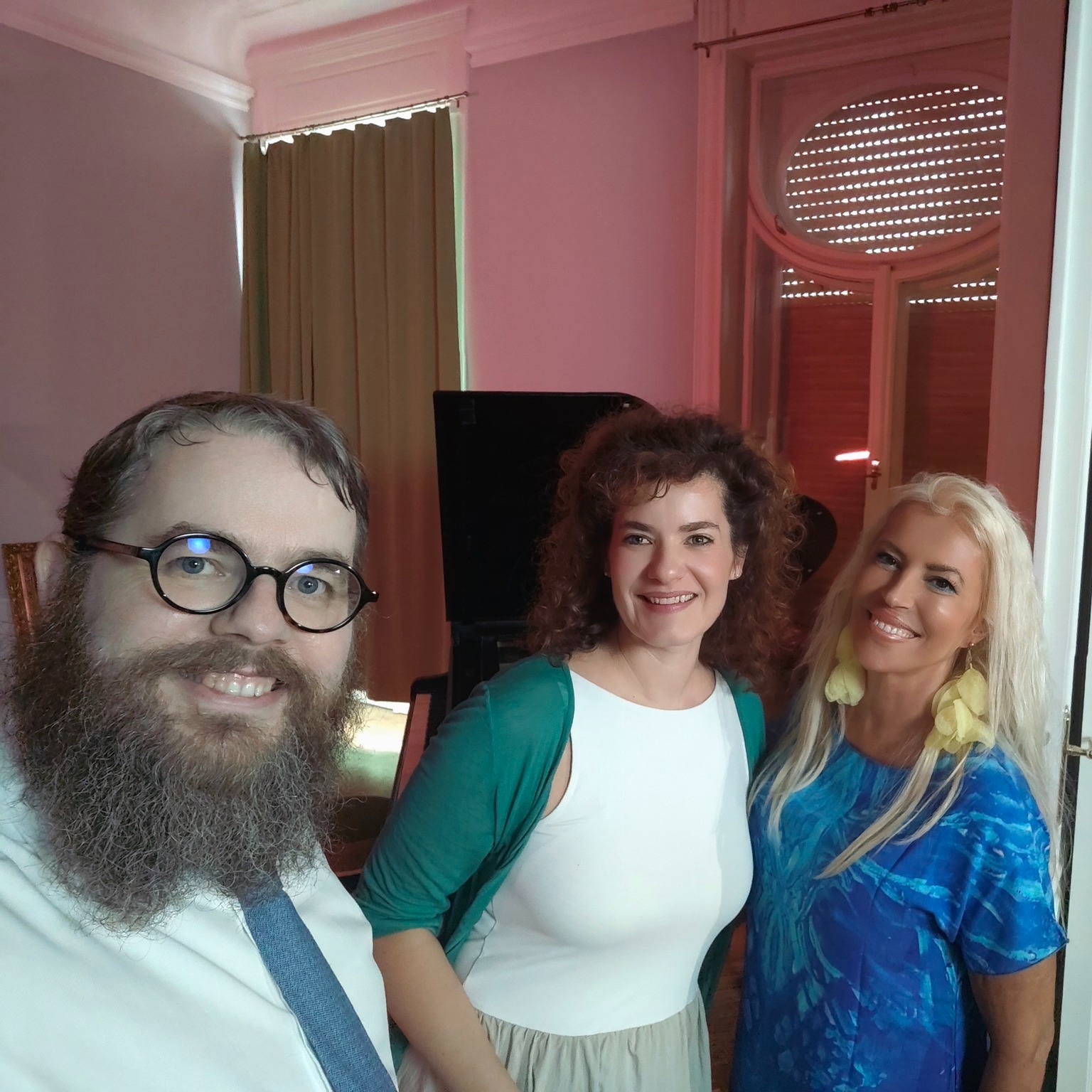 Hidas Judit Párban című műsorának felvétele a Neshama Tv-n. Köves Slomó, Hidas Judit, Hevesi Krisztina