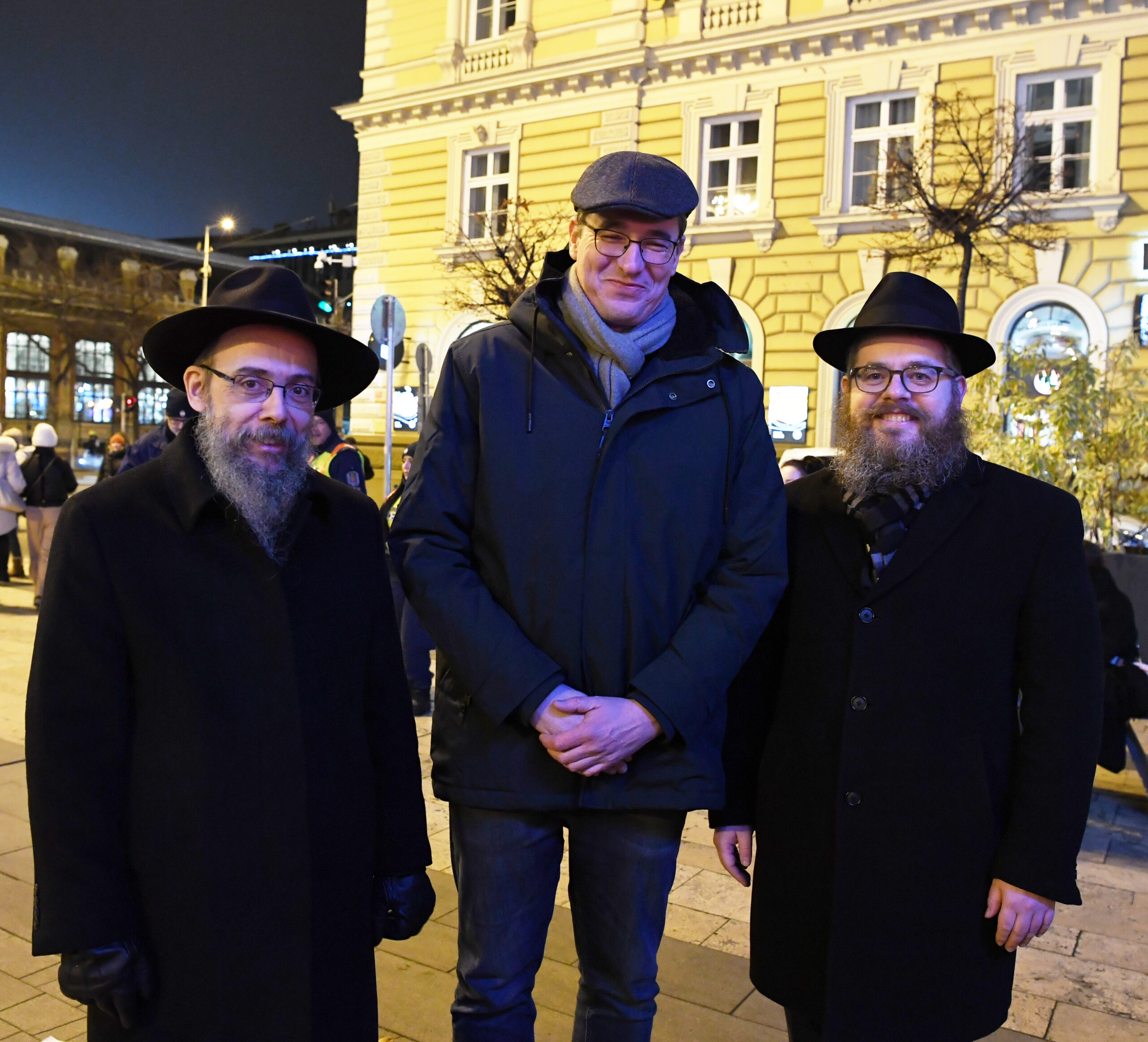 Oberlander Báruch, Karácsony Gergely, Köves Slomó a Nyugati téri hanukai ünnepségen.