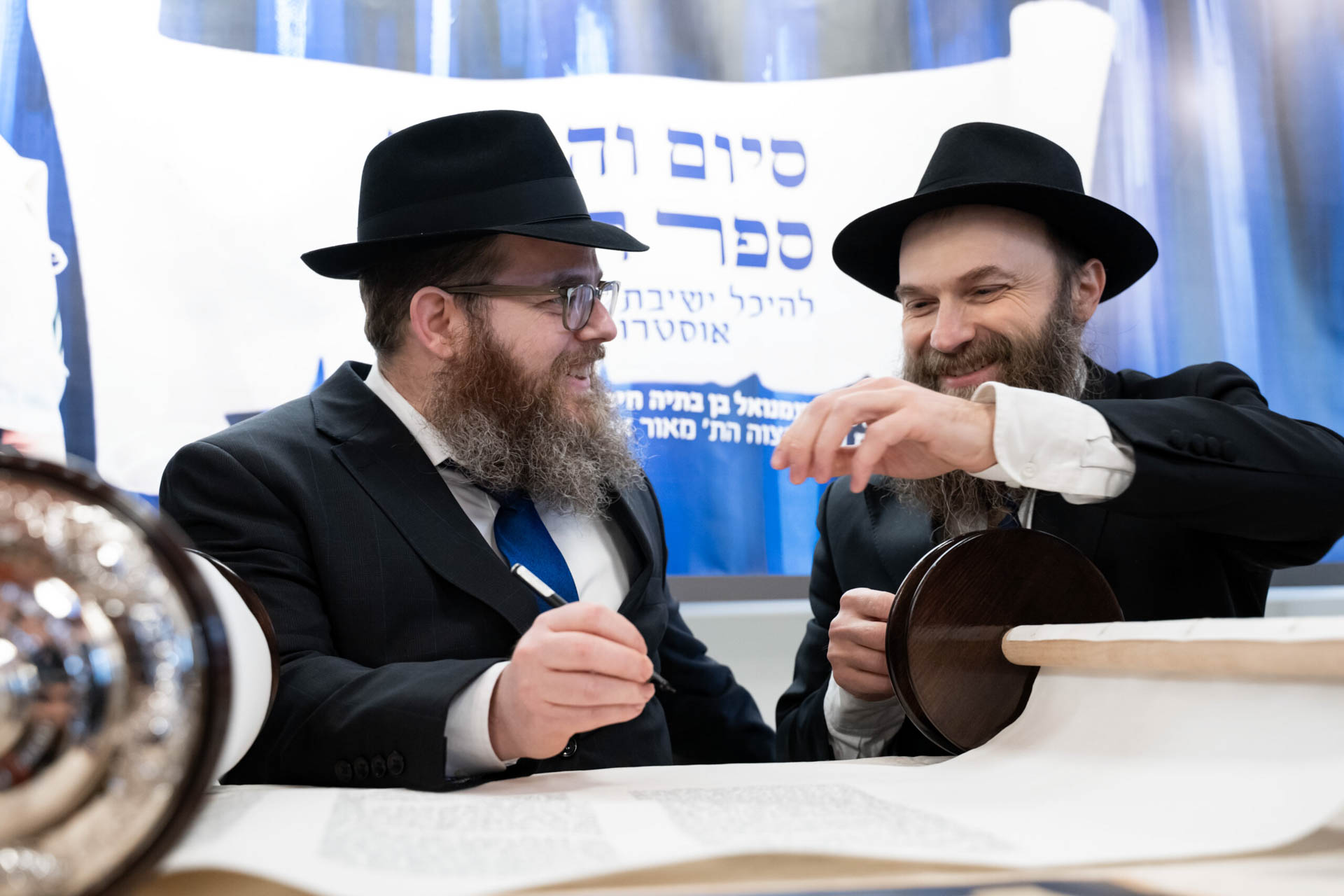 Chaim Fieldsteel rabbi Köves Slomóval a mosonmagyaróvári jesiva tóraavatásán
