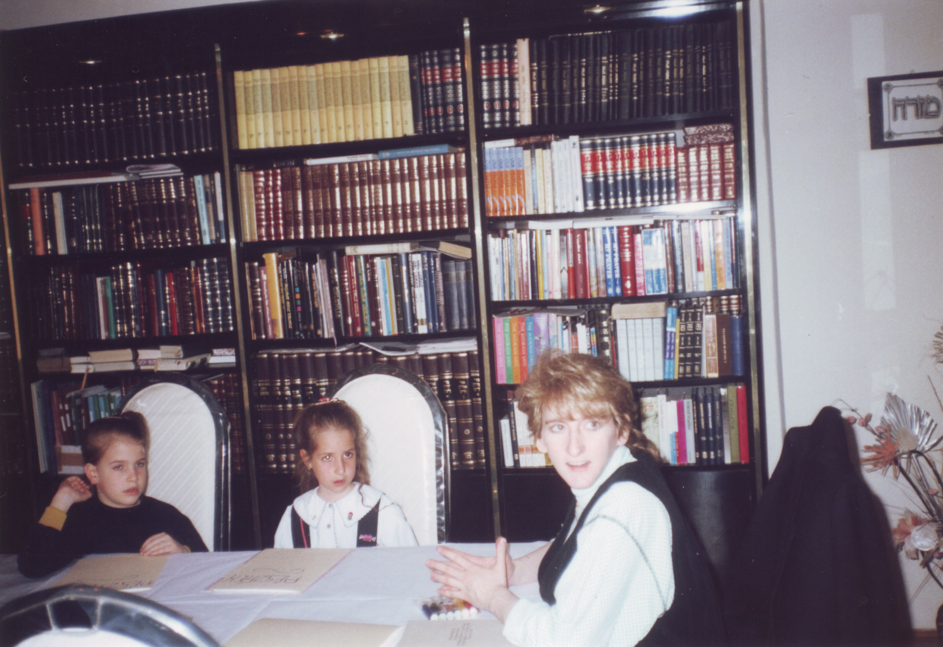 Oberlander Batsheva tanul a gyerekekkel