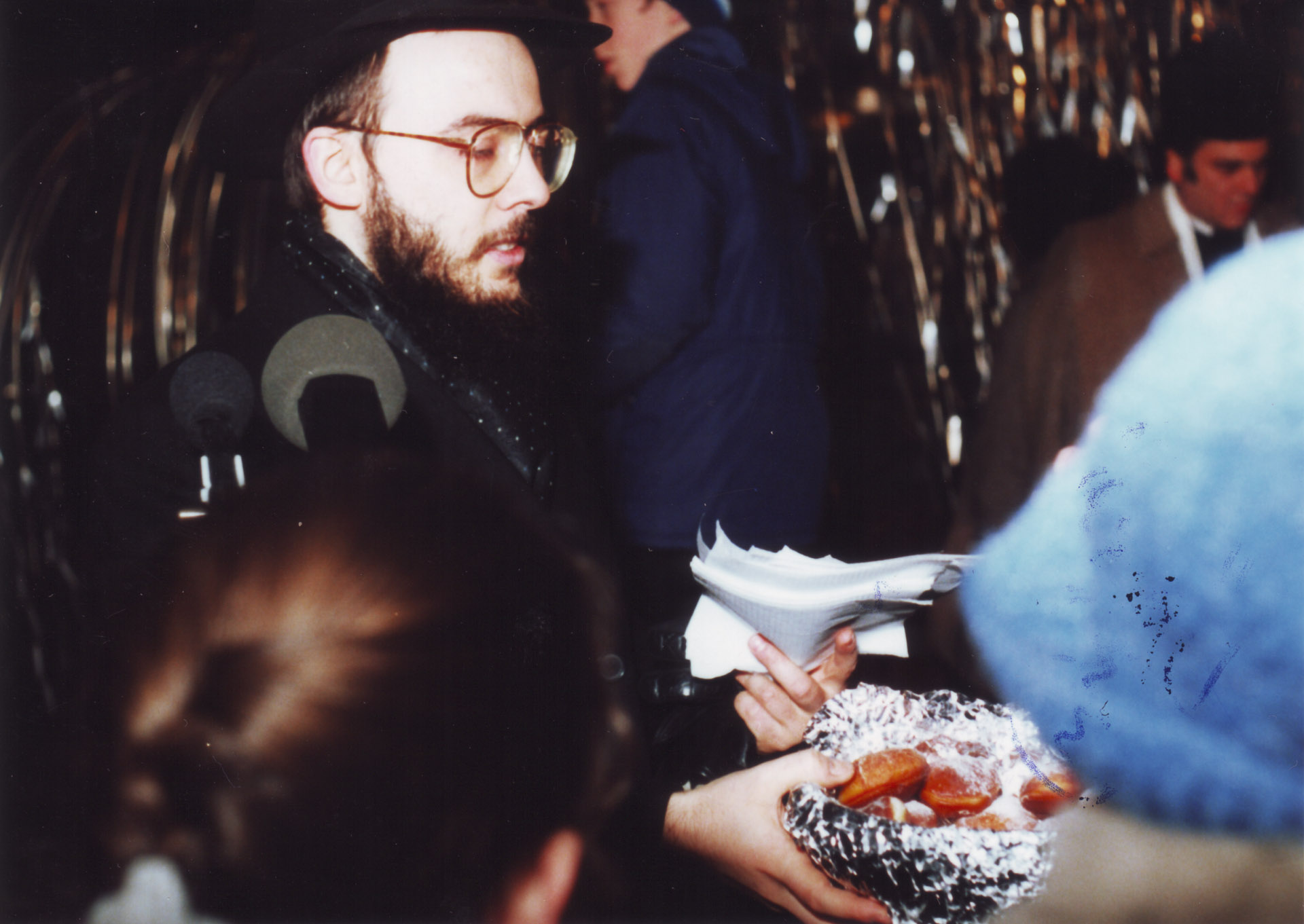 Oberlander Báruch fánkot oszt 