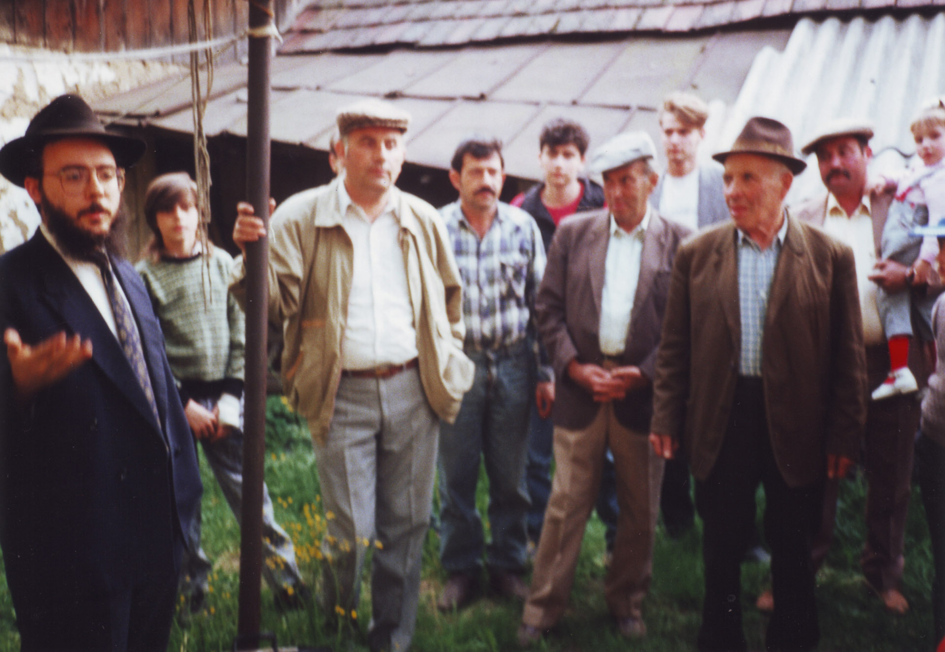 Ebben az évben ellátogatott Kárpátalja elfeledett zsidó közösségeibe is