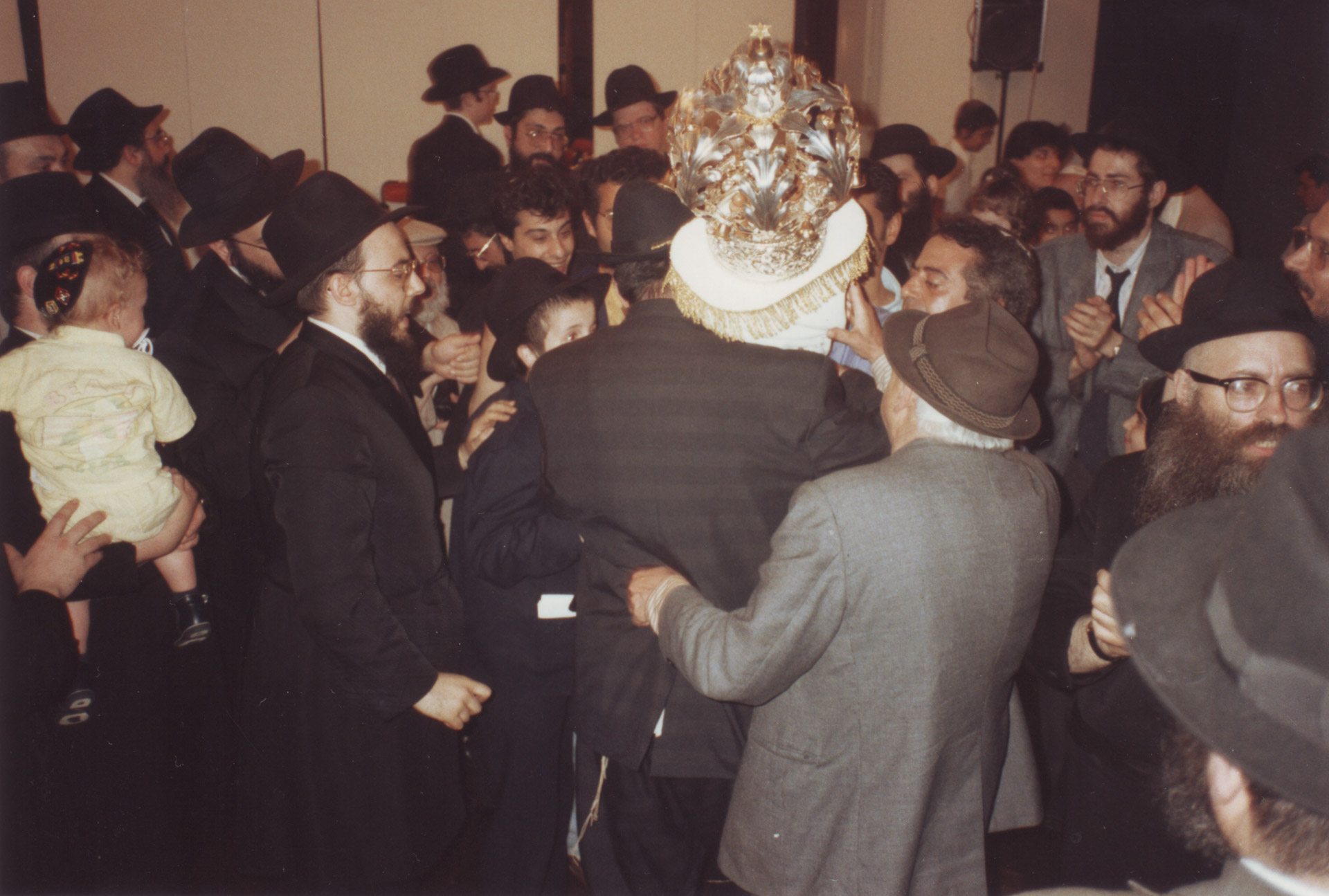 a Vasvári Zsinagógába pedig új tóratekercs érkezett Franciaországból