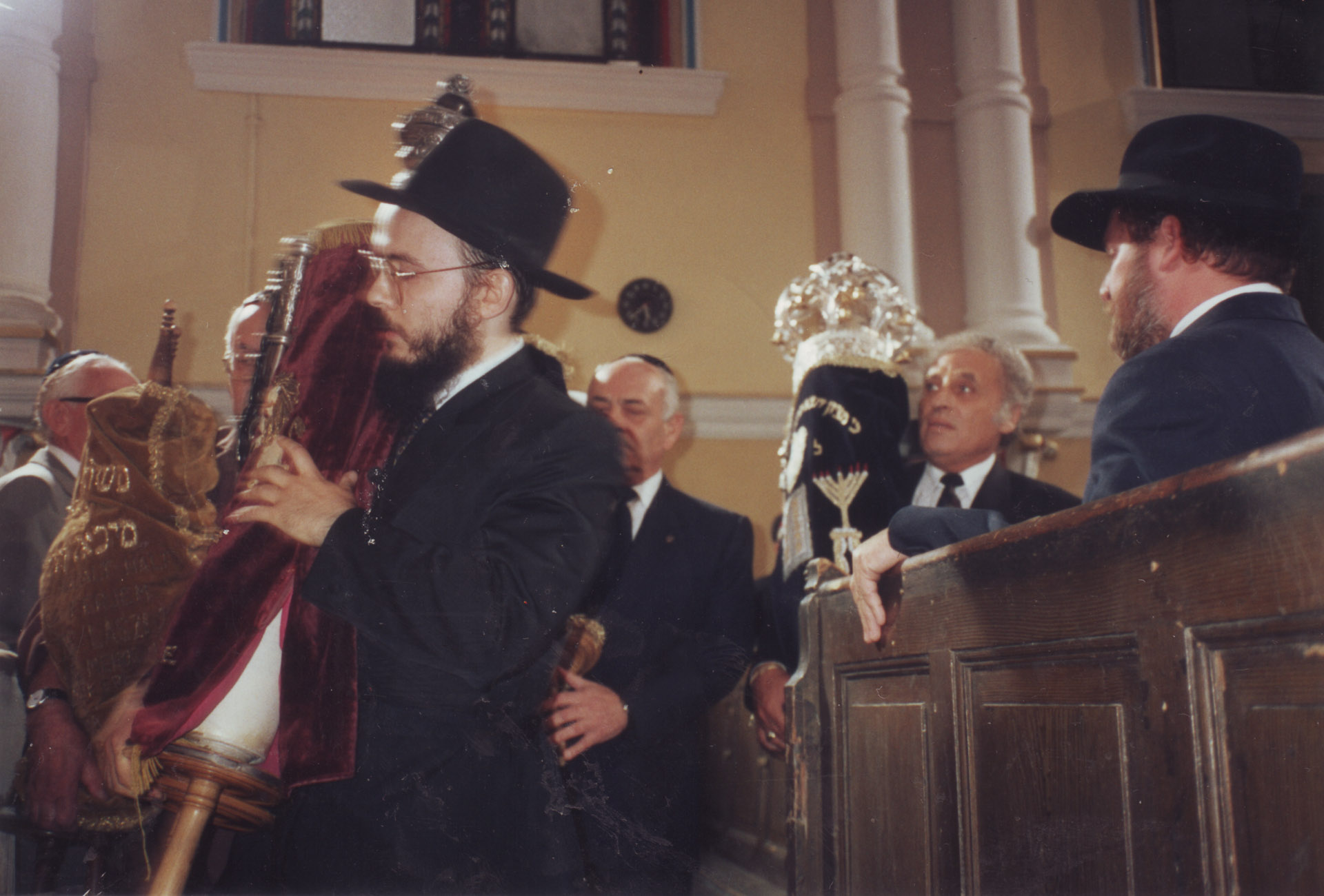 a Vasvári Zsinagógába pedig új tóratekercs érkezett Franciaországból