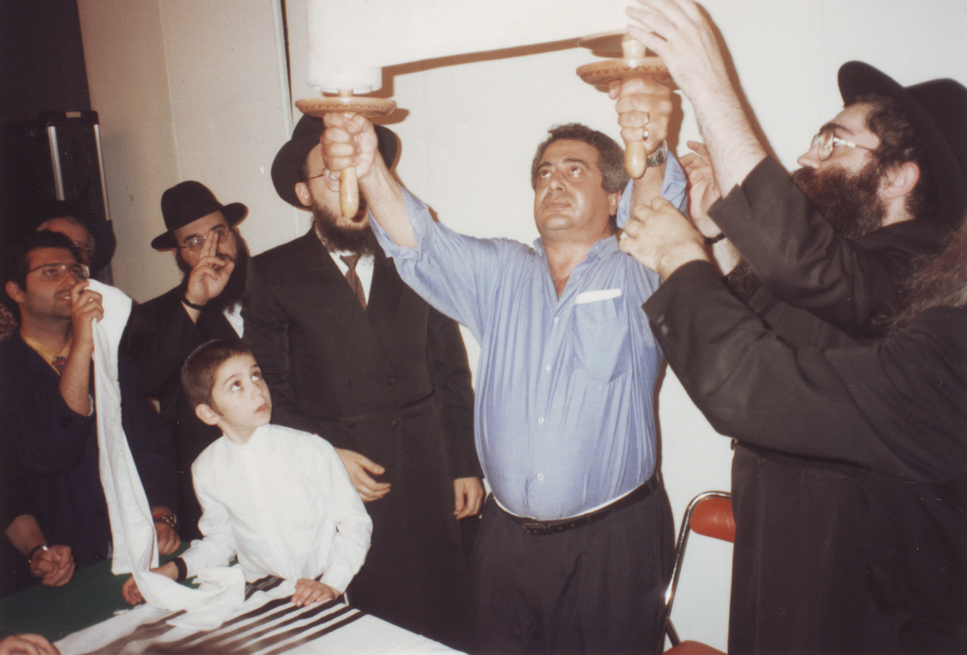 a Vasvári Zsinagógába pedig új tóratekercs érkezett Franciaországból